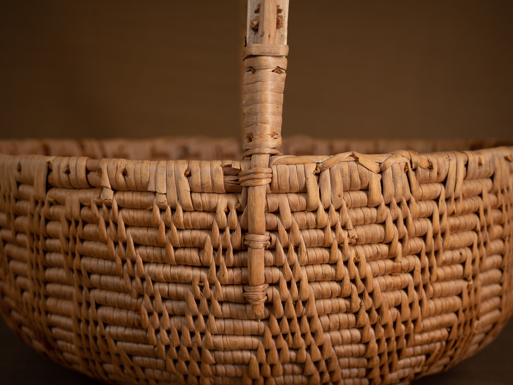 Large panier ansé en vannerie de racine de bouleau, Suède (XIXe siècle)..Large handle basket in birch root basketry, Sweden (19th century)