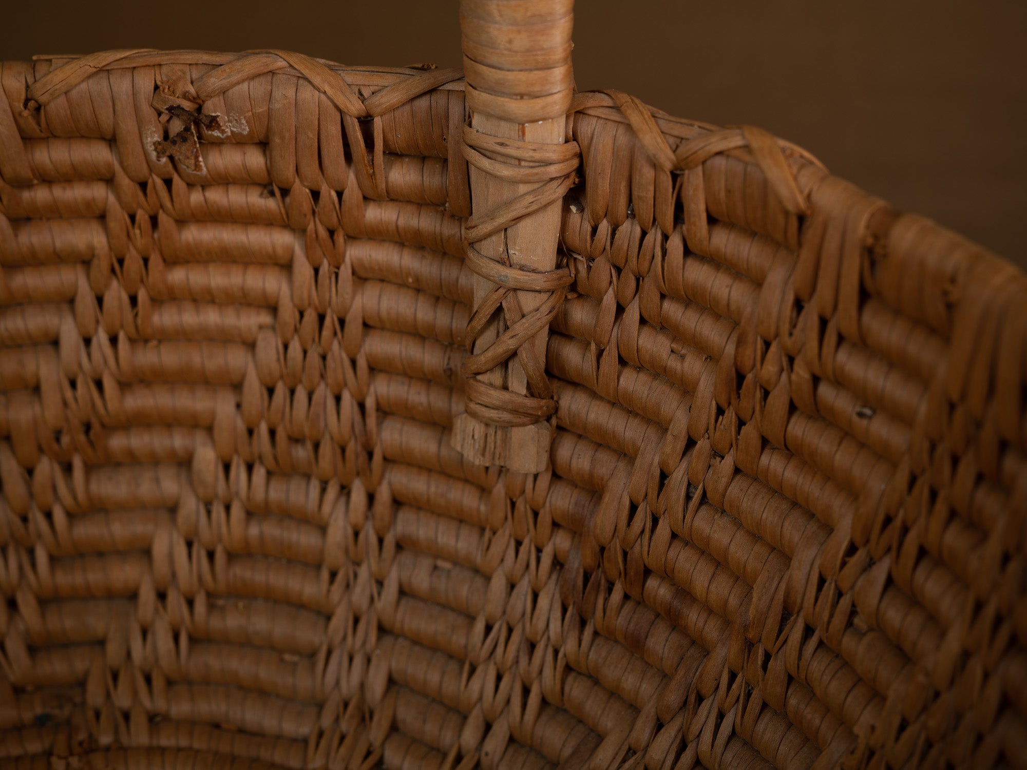 Large panier ansé en vannerie de racine de bouleau, Suède (XIXe siècle)..Large handle basket in birch root basketry, Sweden (19th century)