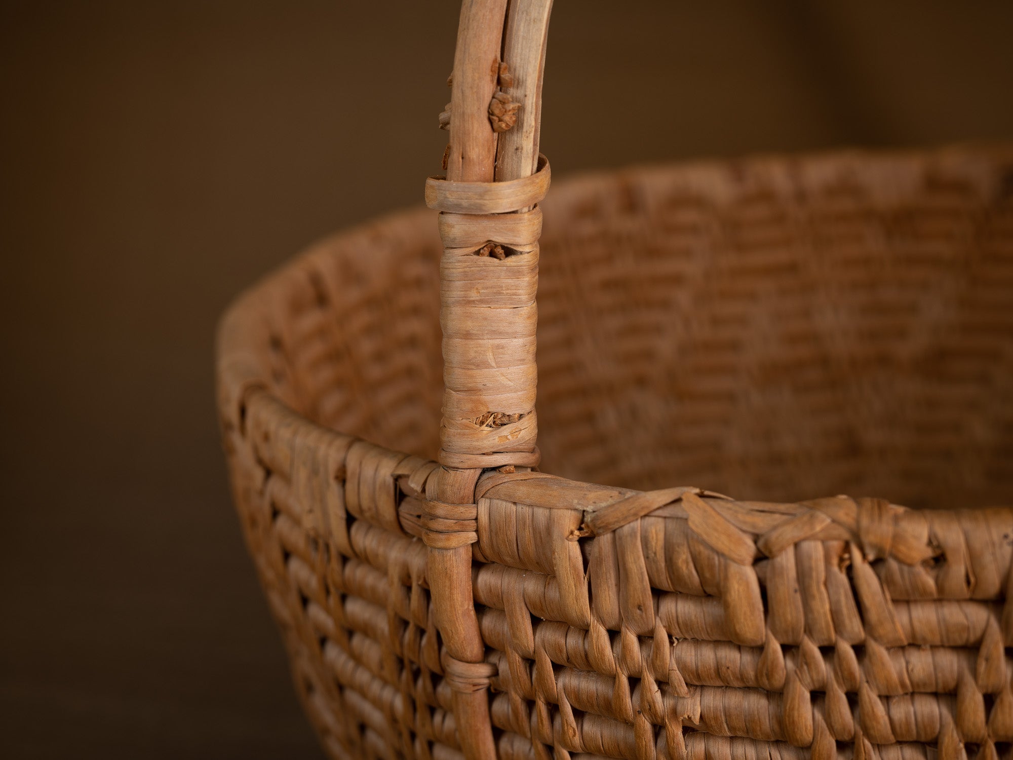 Large panier ansé en vannerie de racine de bouleau, Suède (XIXe siècle)..Large handle basket in birch root basketry, Sweden (19th century)