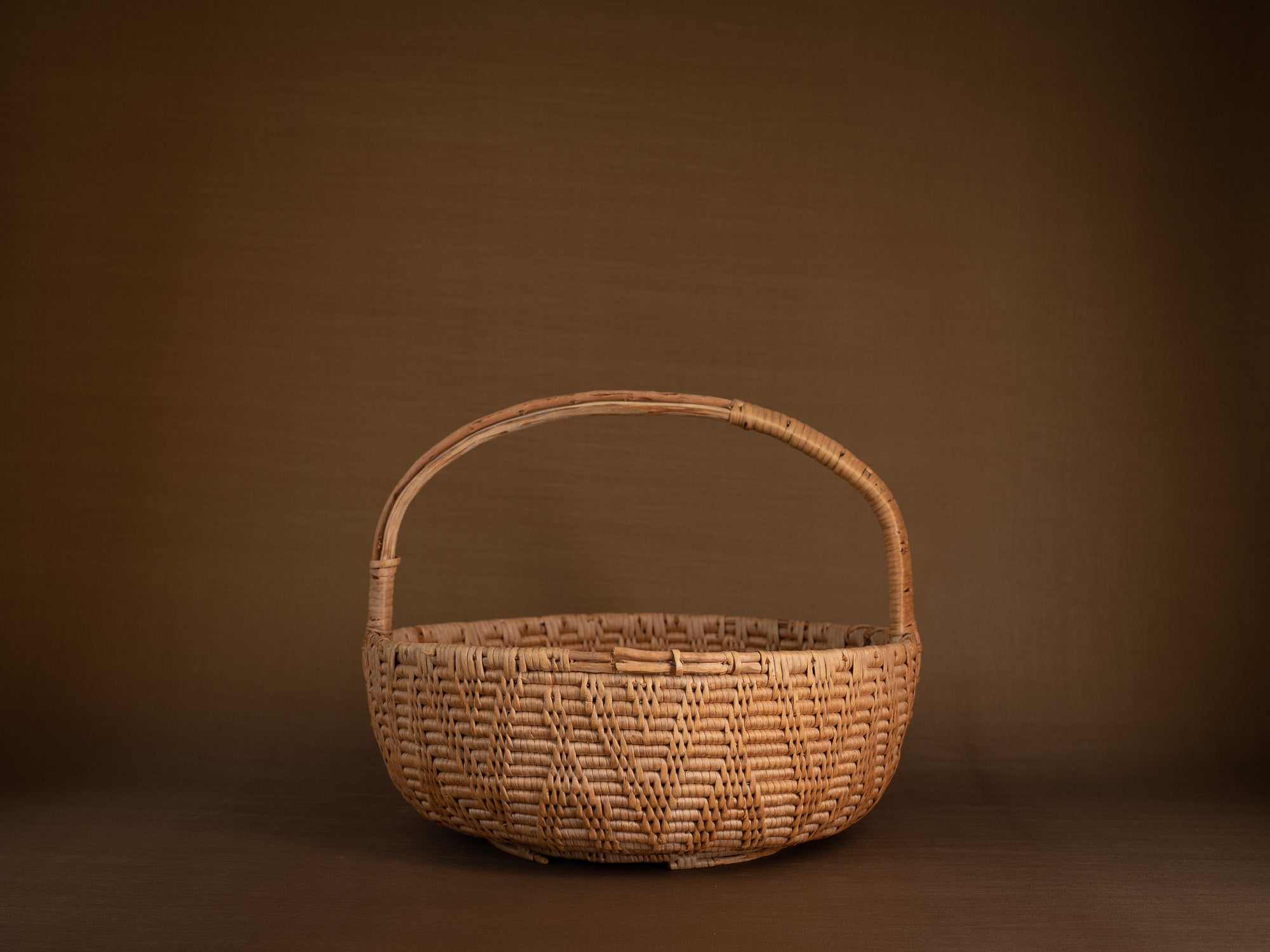 Large panier ansé en vannerie de racine de bouleau, Suède (XIXe siècle)..Large handle basket in birch root basketry, Sweden (19th century)