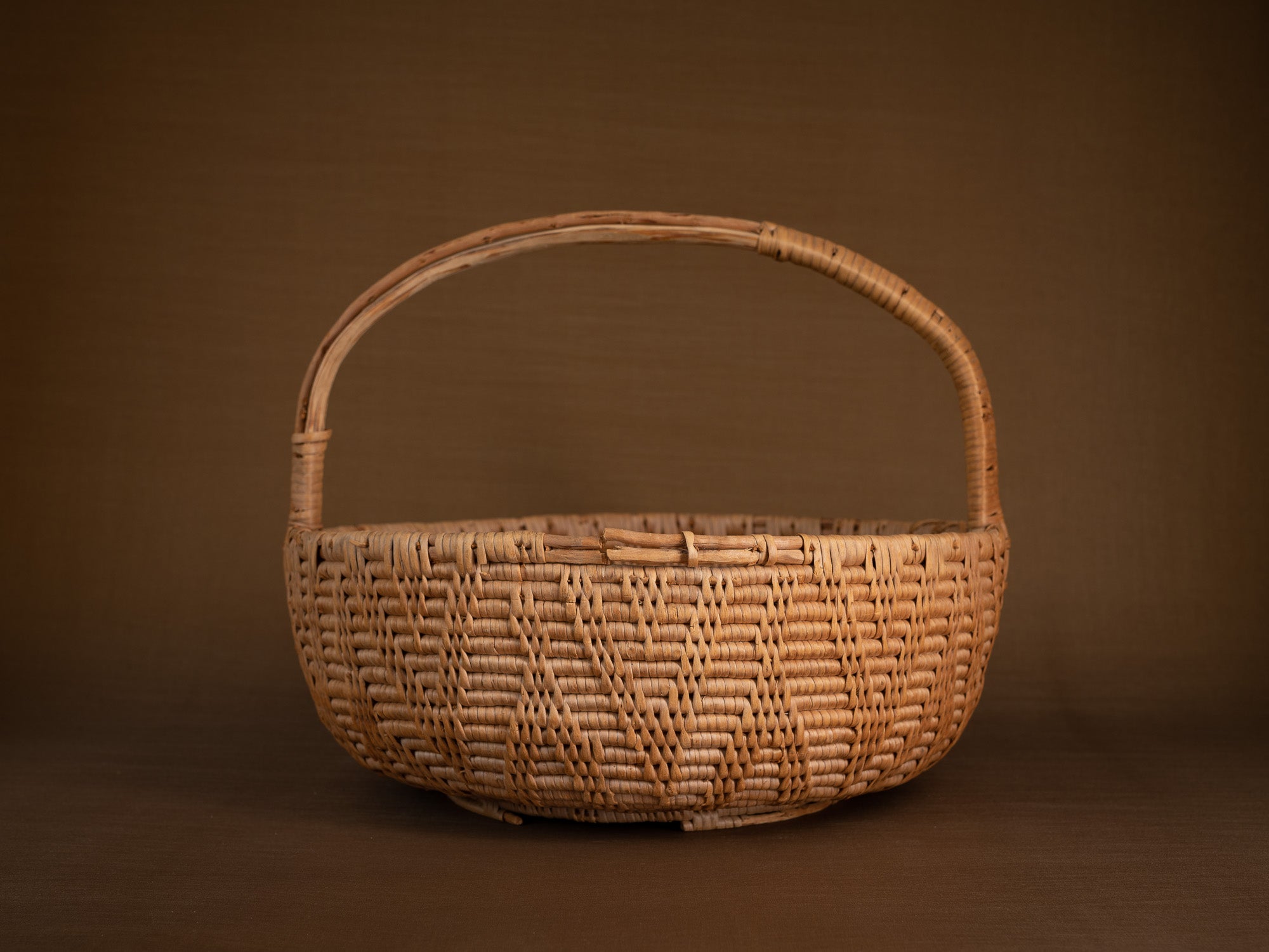 Large panier ansé en vannerie de racine de bouleau, Suède (XIXe siècle)..Large handle basket in birch root basketry, Sweden (19th century)