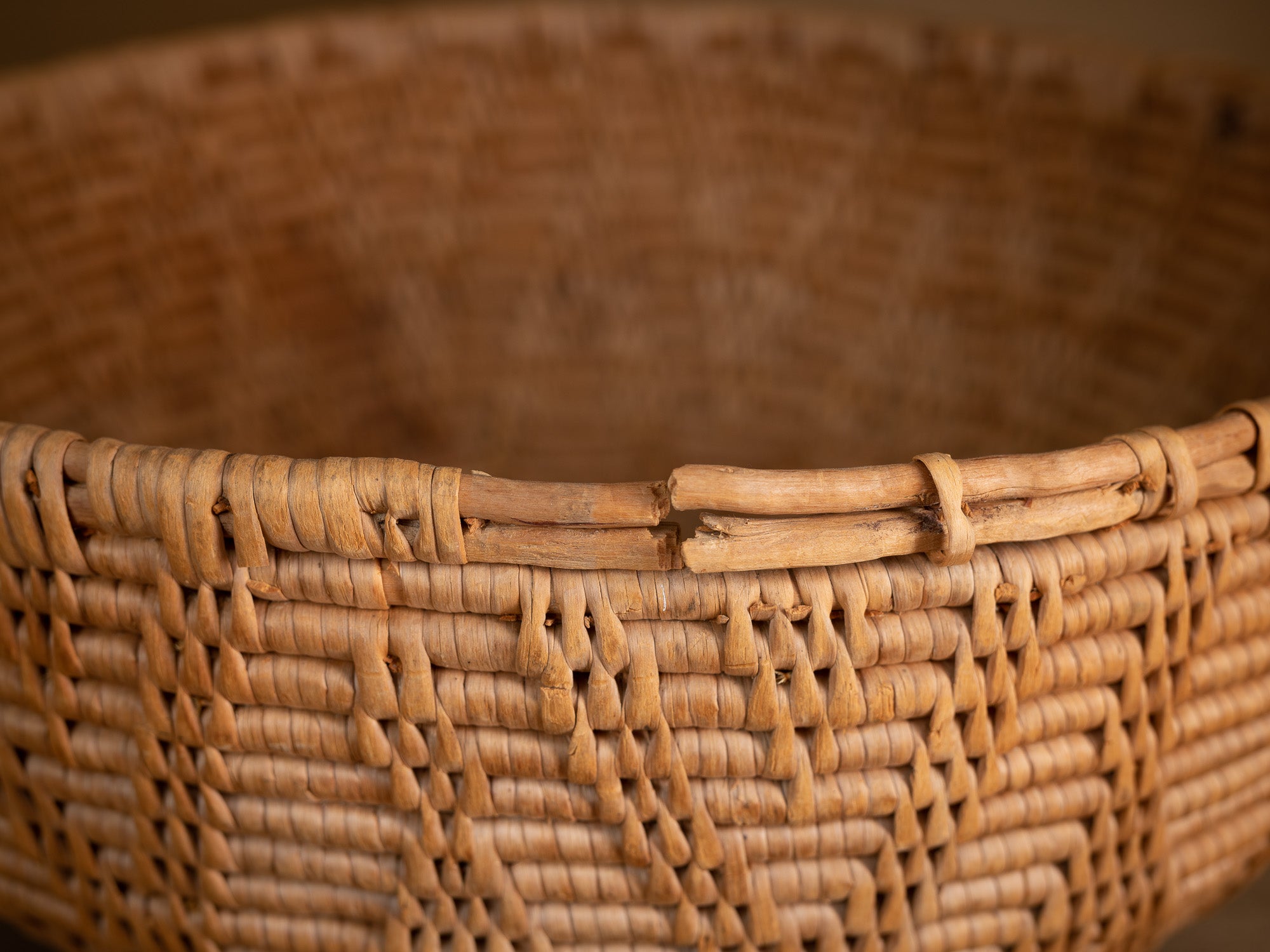Large panier ansé en vannerie de racine de bouleau, Suède (XIXe siècle)..Large handle basket in birch root basketry, Sweden (19th century)