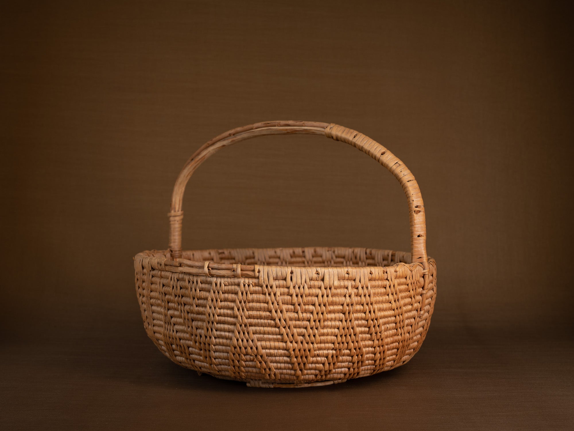 Large panier ansé en vannerie de racine de bouleau, Suède (XIXe siècle)..Large handle basket in birch root basketry, Sweden (19th century)