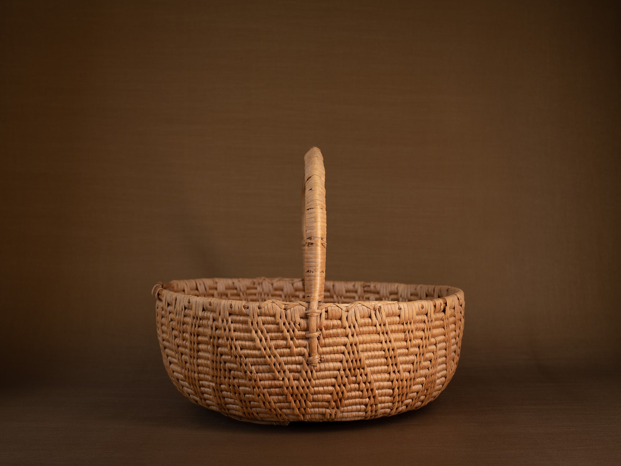 Large panier ansé en vannerie de racine de bouleau, Suède (XIXe siècle)..Large handle basket in birch root basketry, Sweden (19th century)