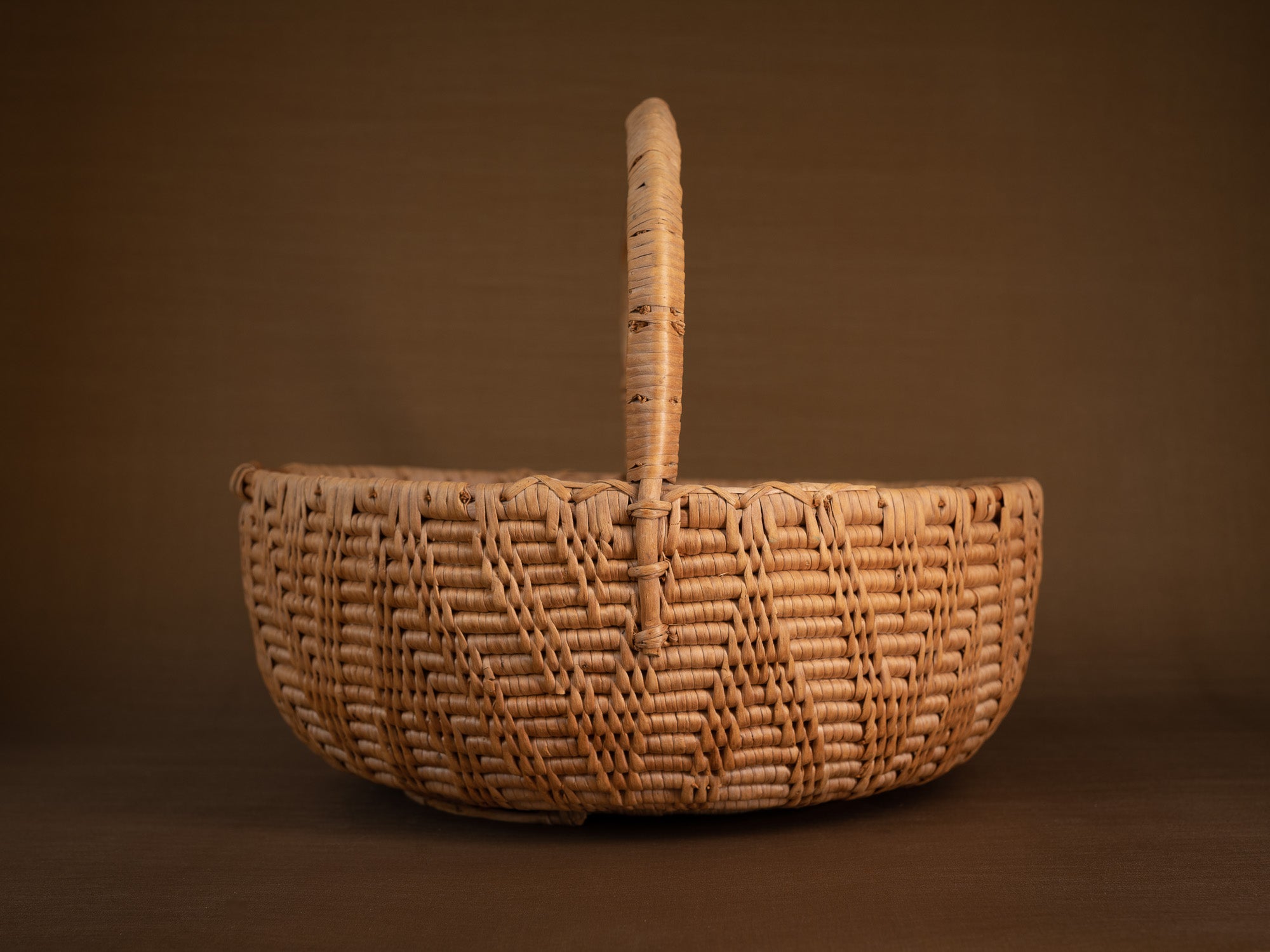 Large panier ansé en vannerie de racine de bouleau, Suède (XIXe siècle)..Large handle basket in birch root basketry, Sweden (19th century)