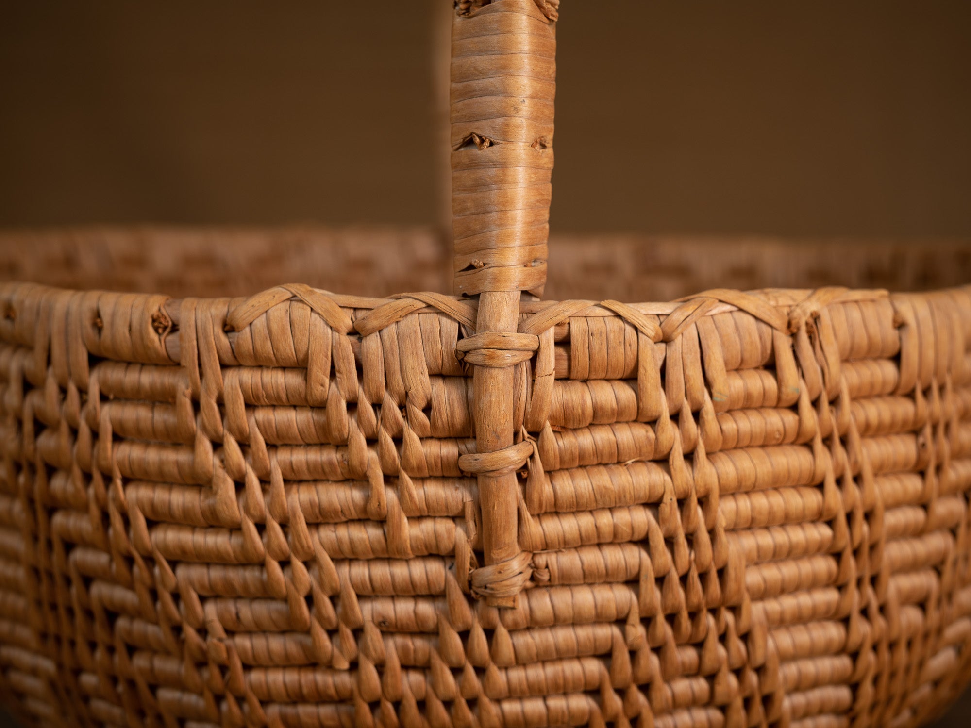 Large panier ansé en vannerie de racine de bouleau, Suède (XIXe siècle)..Large handle basket in birch root basketry, Sweden (19th century)