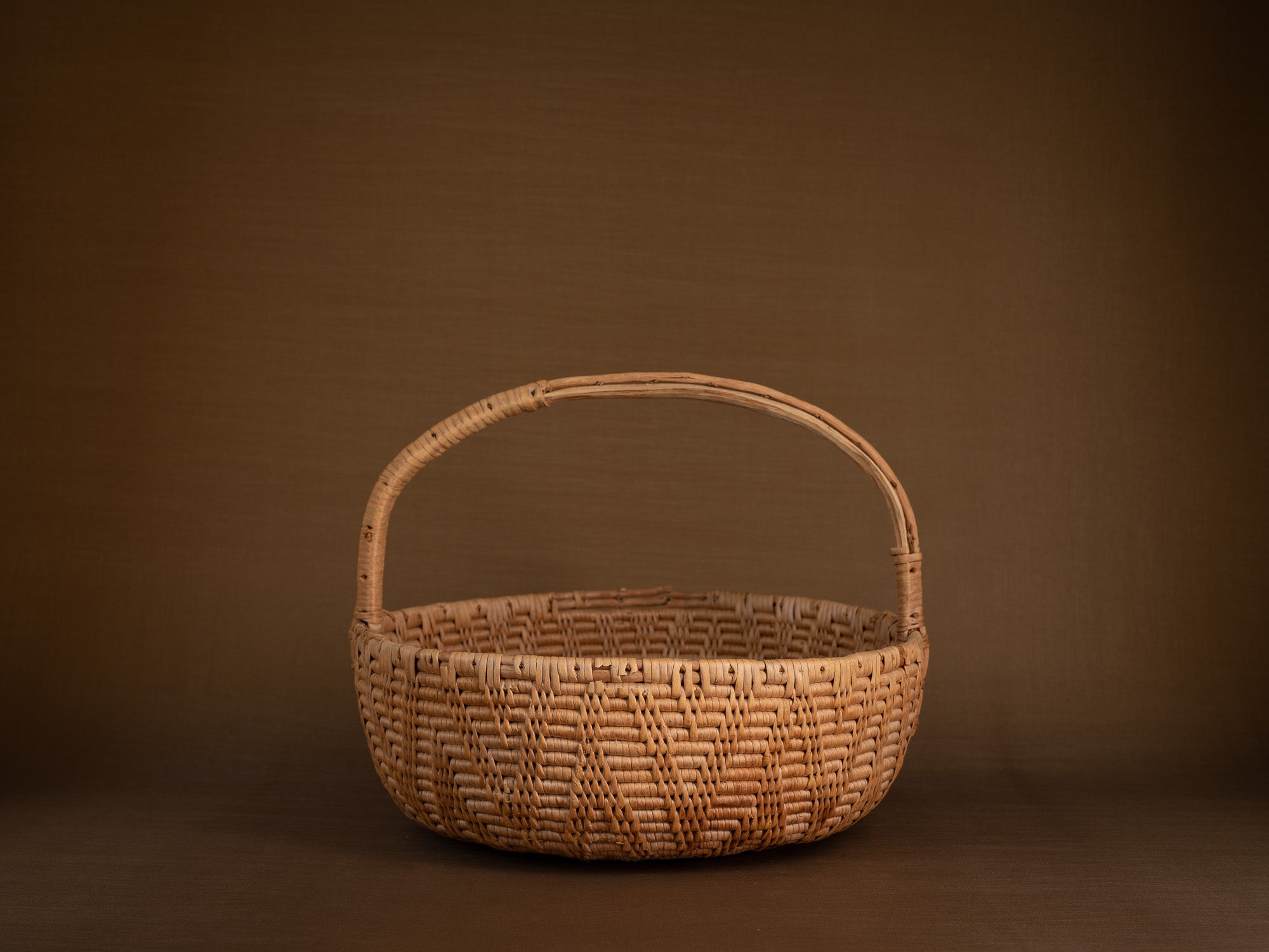 Large panier ansé en vannerie de racine de bouleau, Suède (XIXe siècle)..Large handle basket in birch root basketry, Sweden (19th century)