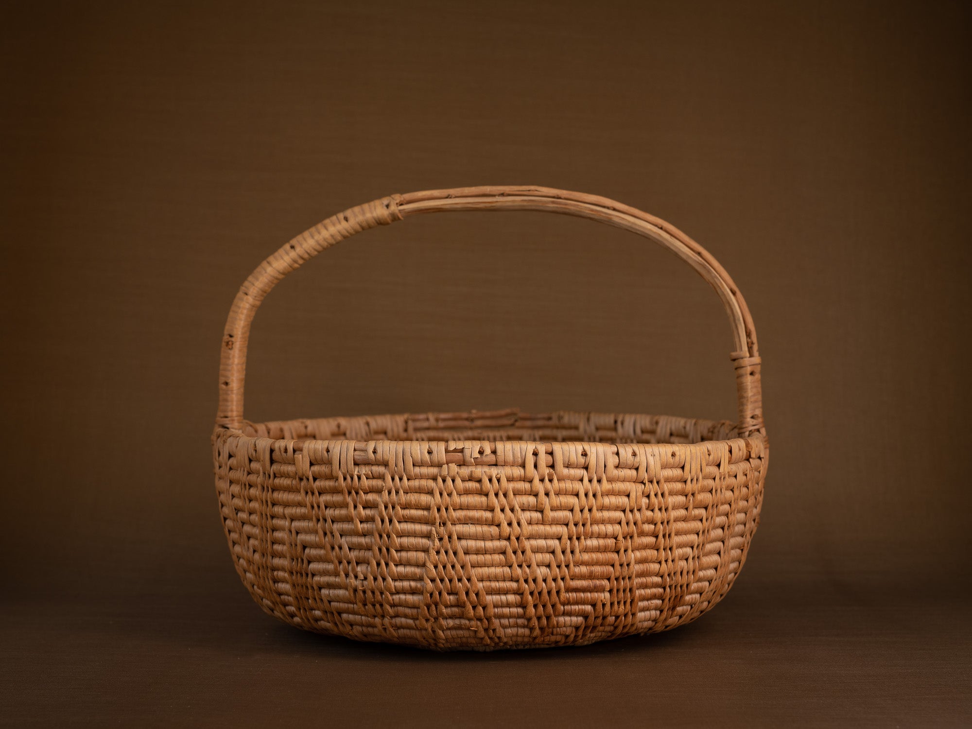 Large panier ansé en vannerie de racine de bouleau, Suède (XIXe siècle)..Large handle basket in birch root basketry, Sweden (19th century)