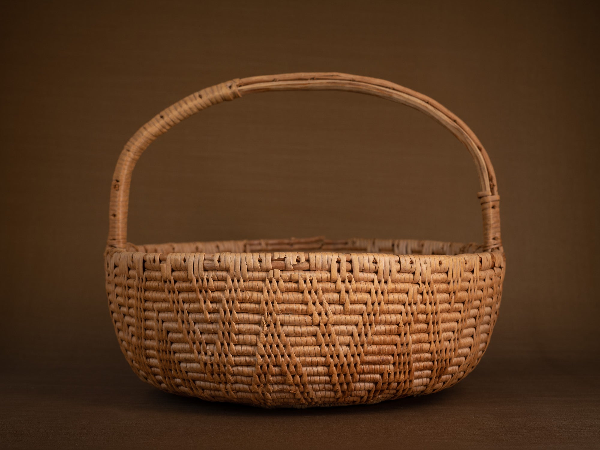 Large panier ansé en vannerie de racine de bouleau, Suède (XIXe siècle)..Large handle basket in birch root basketry, Sweden (19th century)