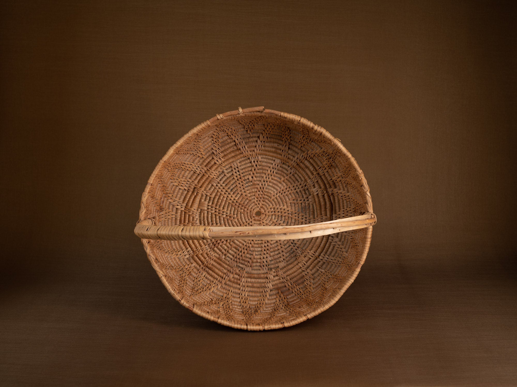 Large panier ansé en vannerie de racine de bouleau, Suède (XIXe siècle)..Large handle basket in birch root basketry, Sweden (19th century)