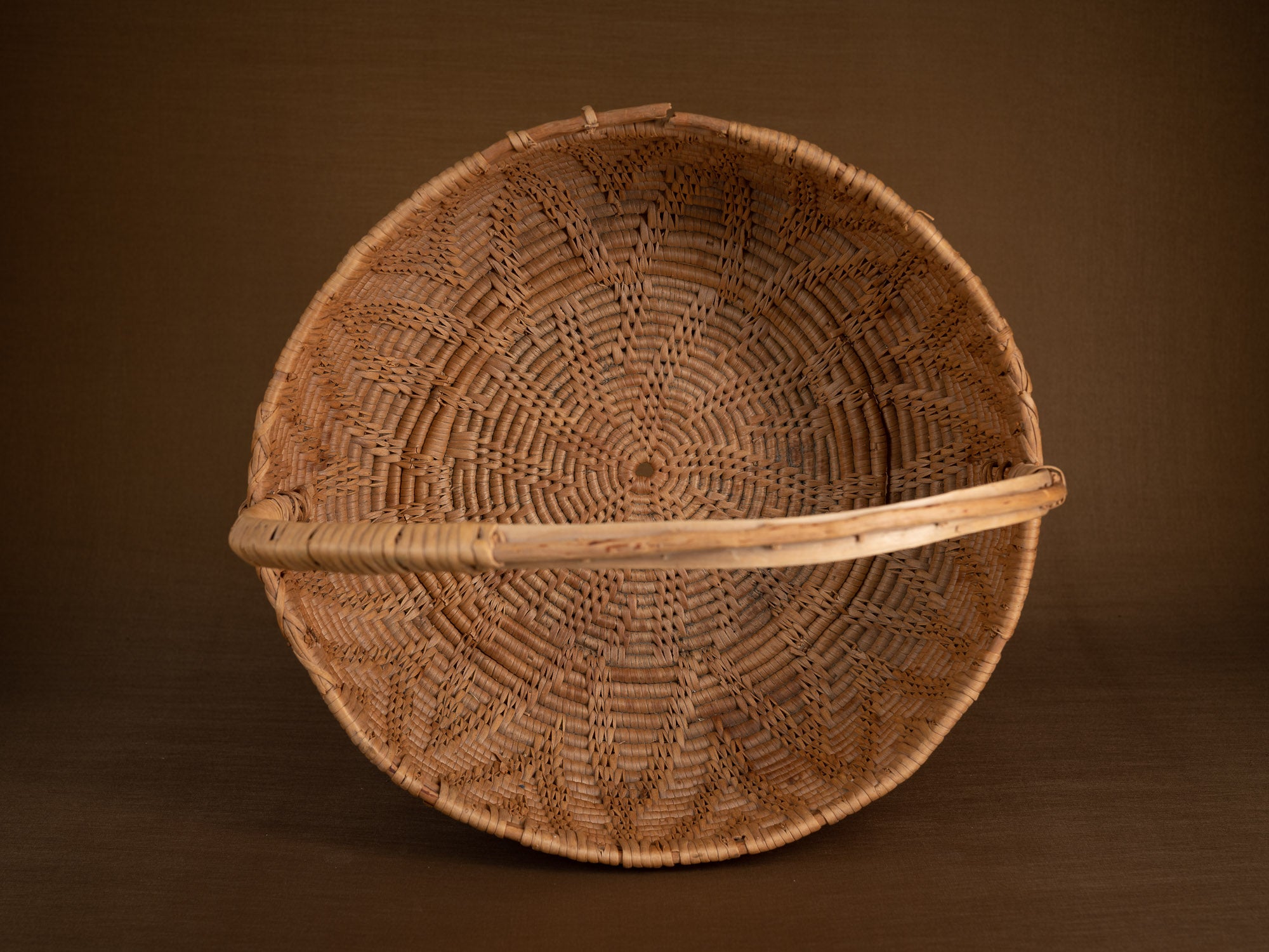 Large panier ansé en vannerie de racine de bouleau, Suède (XIXe siècle)..Large handle basket in birch root basketry, Sweden (19th century)