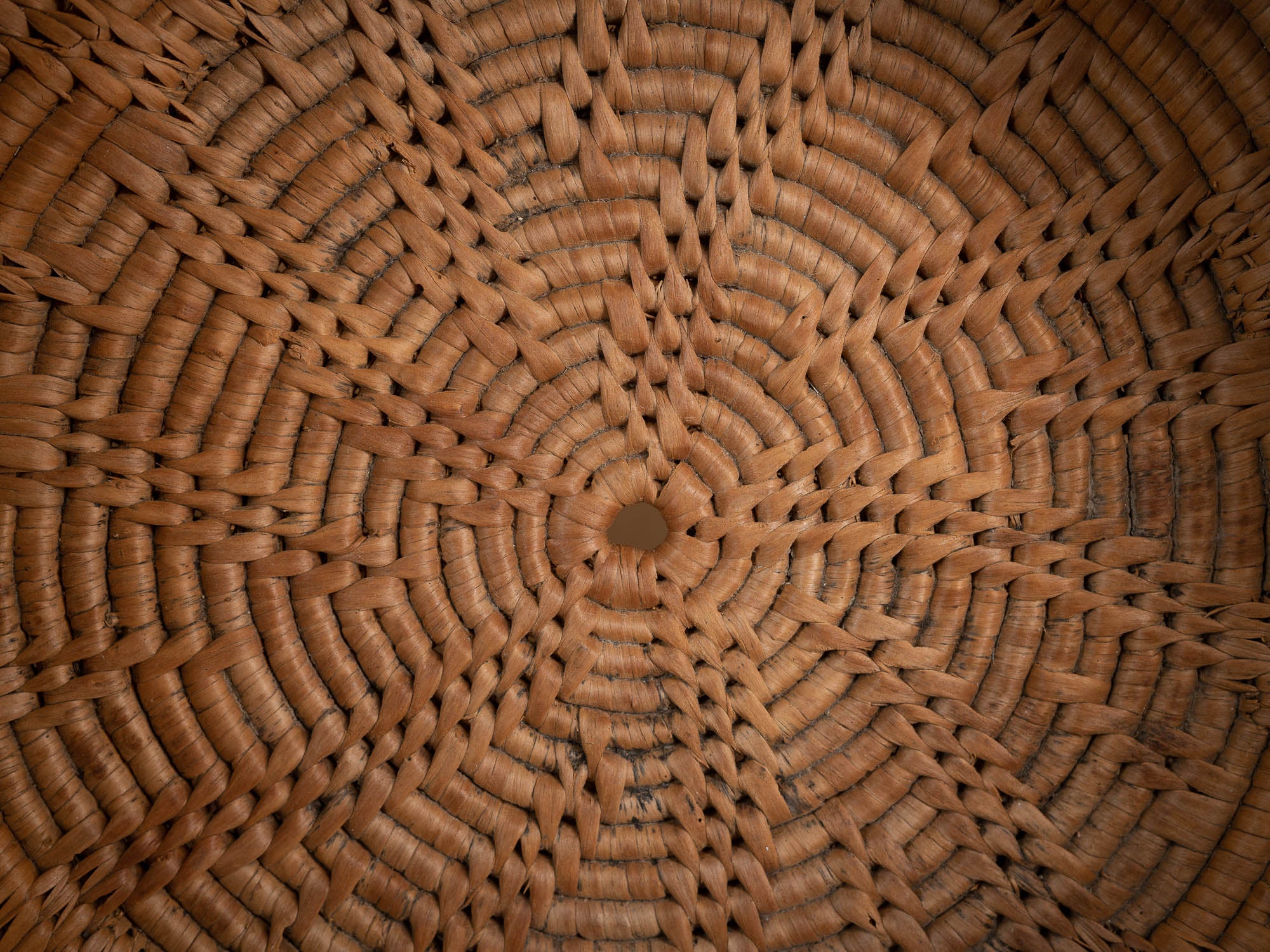 Large panier ansé en vannerie de racine de bouleau, Suède (XIXe siècle)..Large handle basket in birch root basketry, Sweden (19th century)