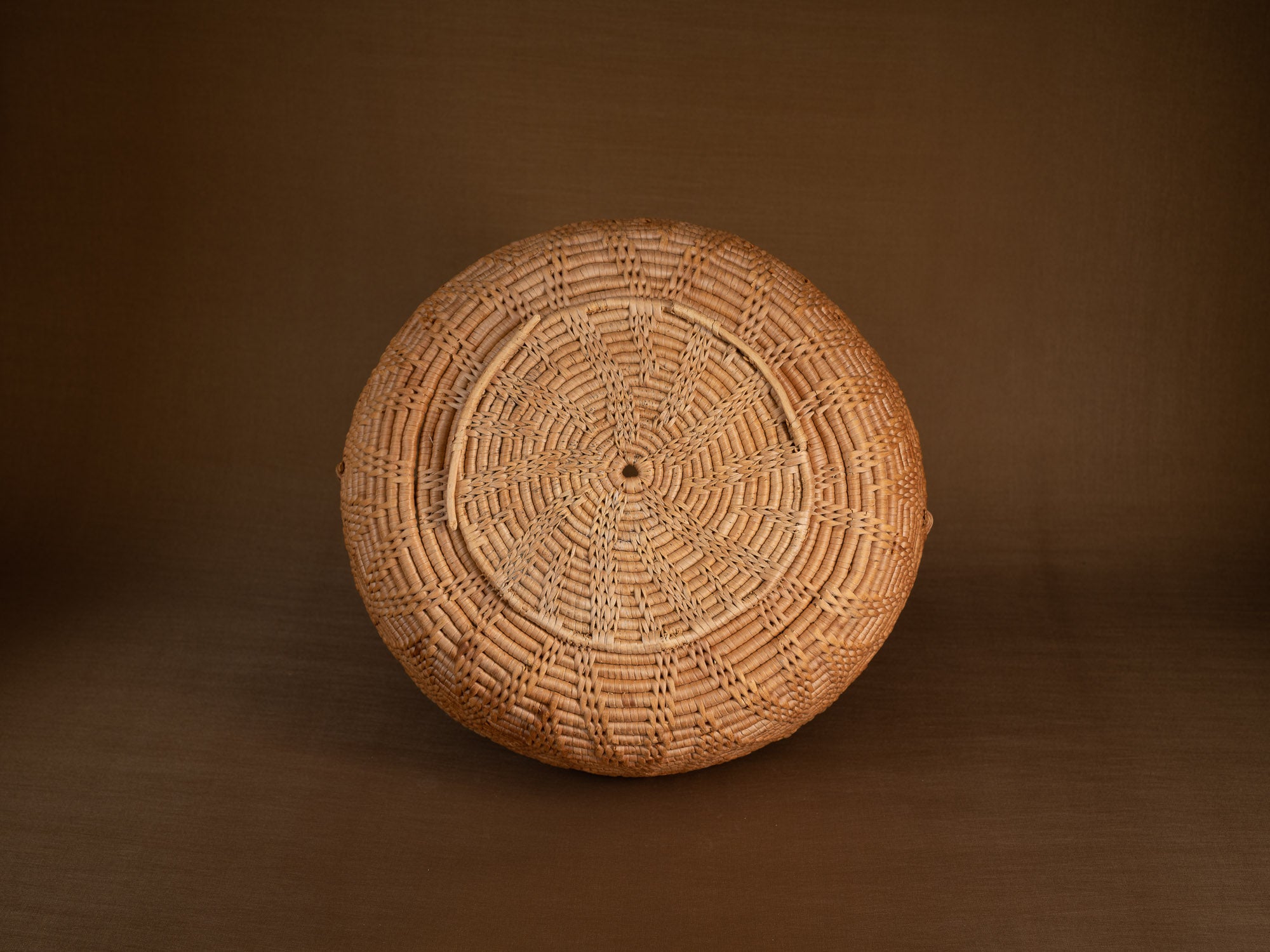 Large panier ansé en vannerie de racine de bouleau, Suède (XIXe siècle)..Large handle basket in birch root basketry, Sweden (19th century)