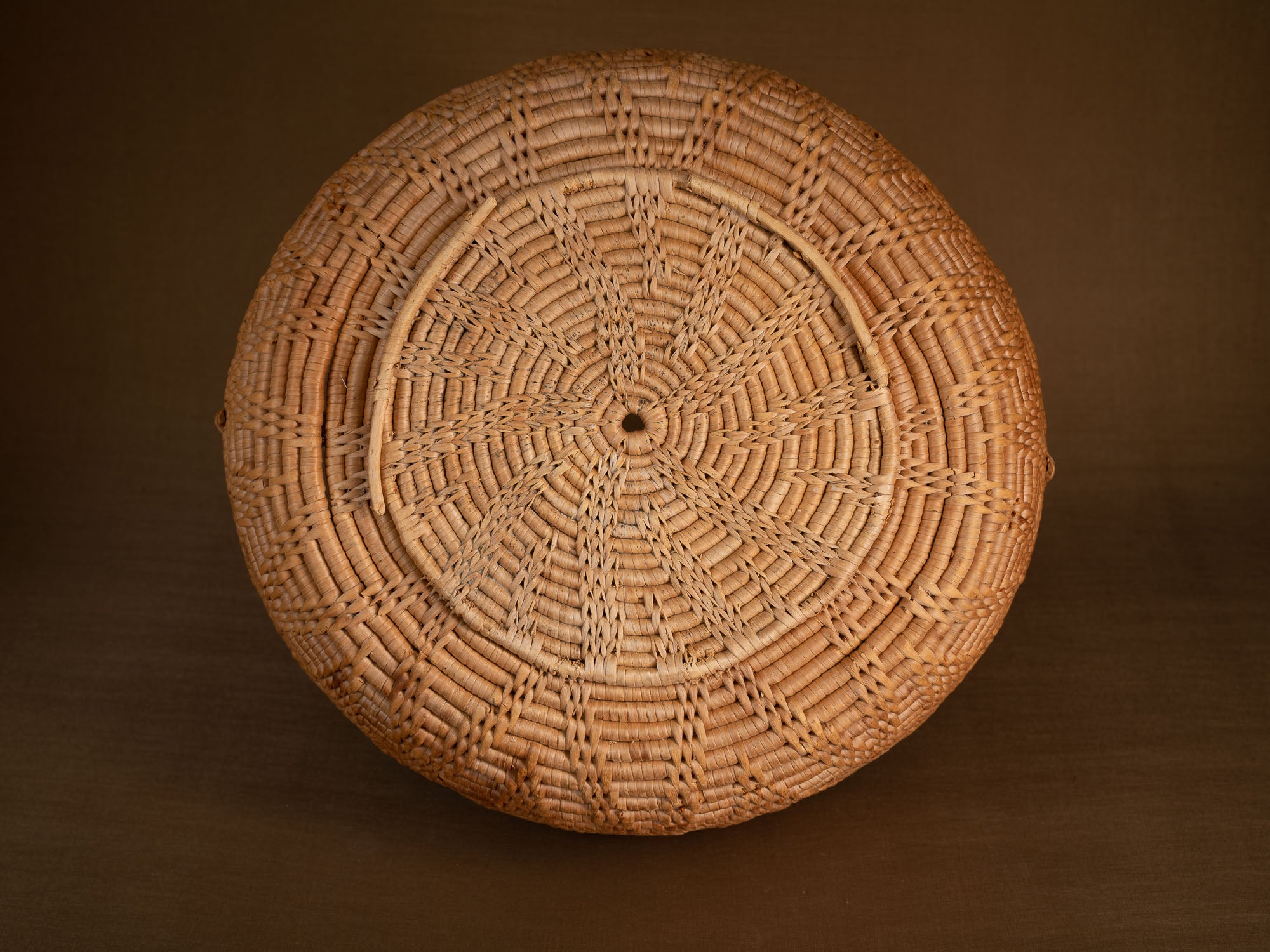 Large panier ansé en vannerie de racine de bouleau, Suède (XIXe siècle)..Large handle basket in birch root basketry, Sweden (19th century)