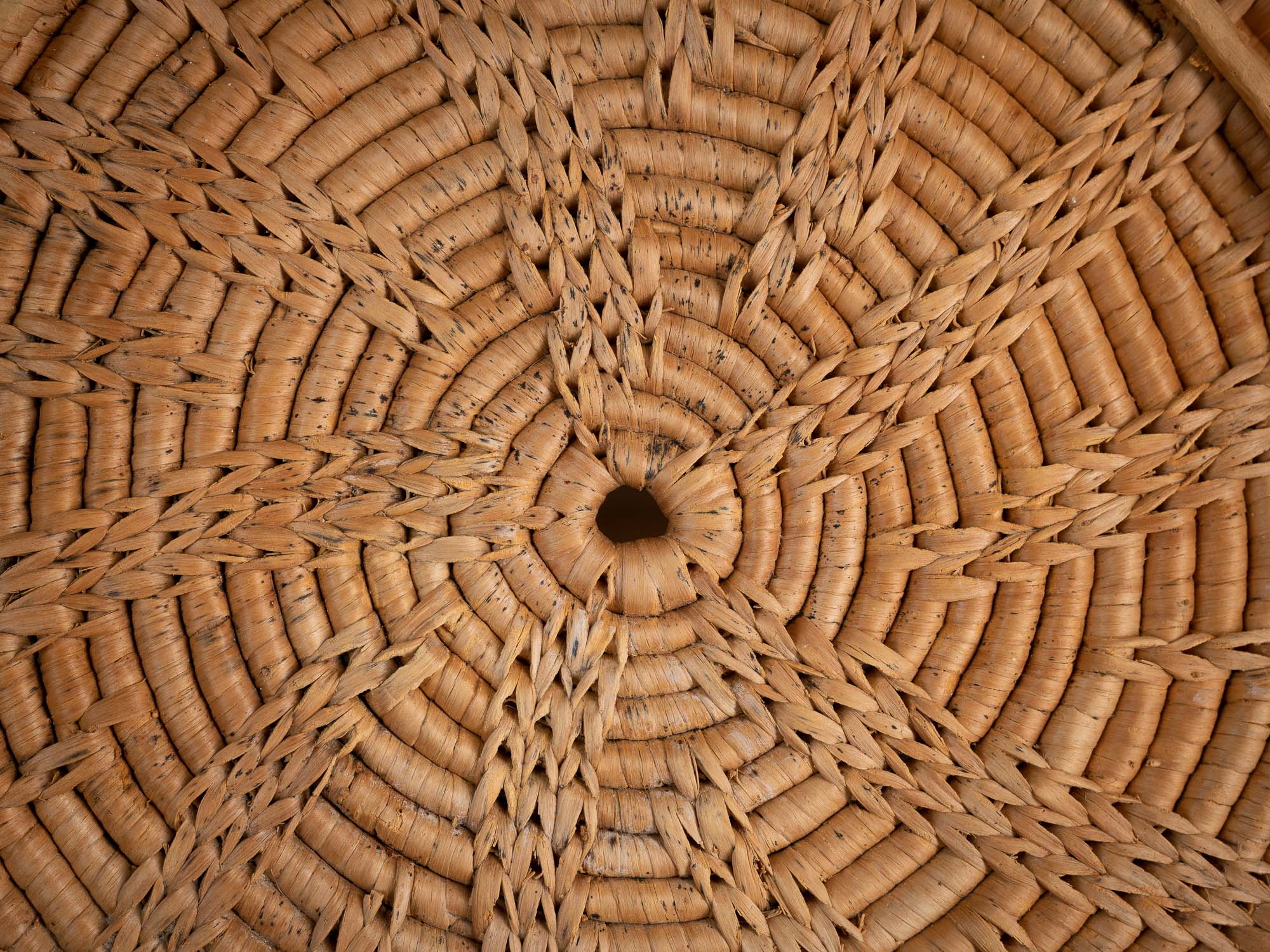 Large panier ansé en vannerie de racine de bouleau, Suède (XIXe siècle)..Large handle basket in birch root basketry, Sweden (19th century)