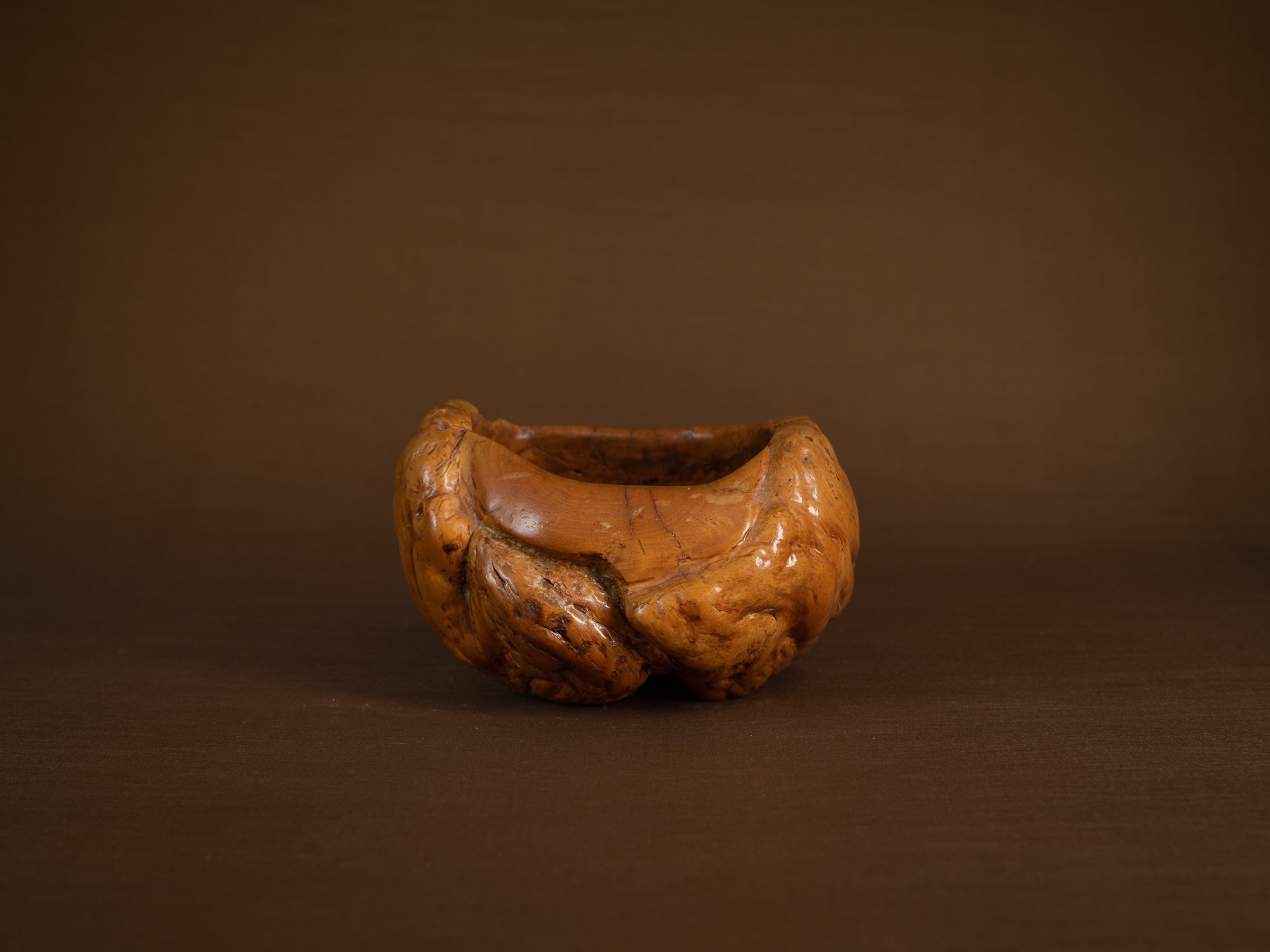 Bol / Coupe paysanne monoxyle en bouleau, Suède (début du XXe siècle)..Peasant birch burl bowl, Sweden (early 20th century)