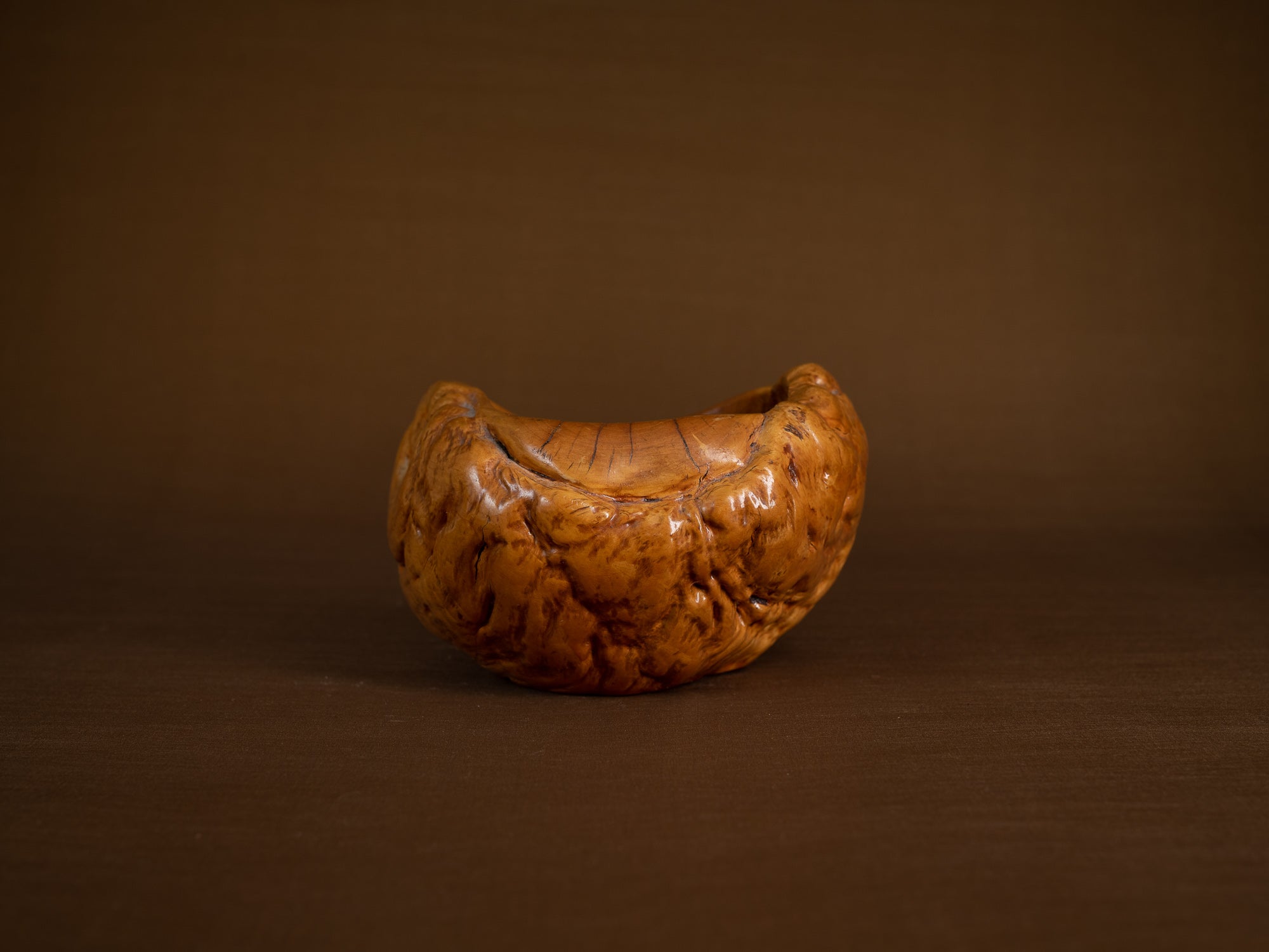 Bol / Coupe paysanne monoxyle en bouleau, Suède (début du XXe siècle)..Peasant birch burl bowl, Sweden (early 20th century)