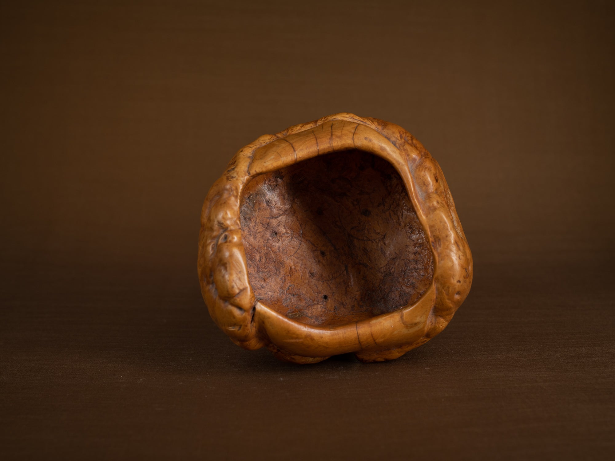 Bol / Coupe paysanne monoxyle en bouleau, Suède (début du XXe siècle)..Peasant birch burl bowl, Sweden (early 20th century)