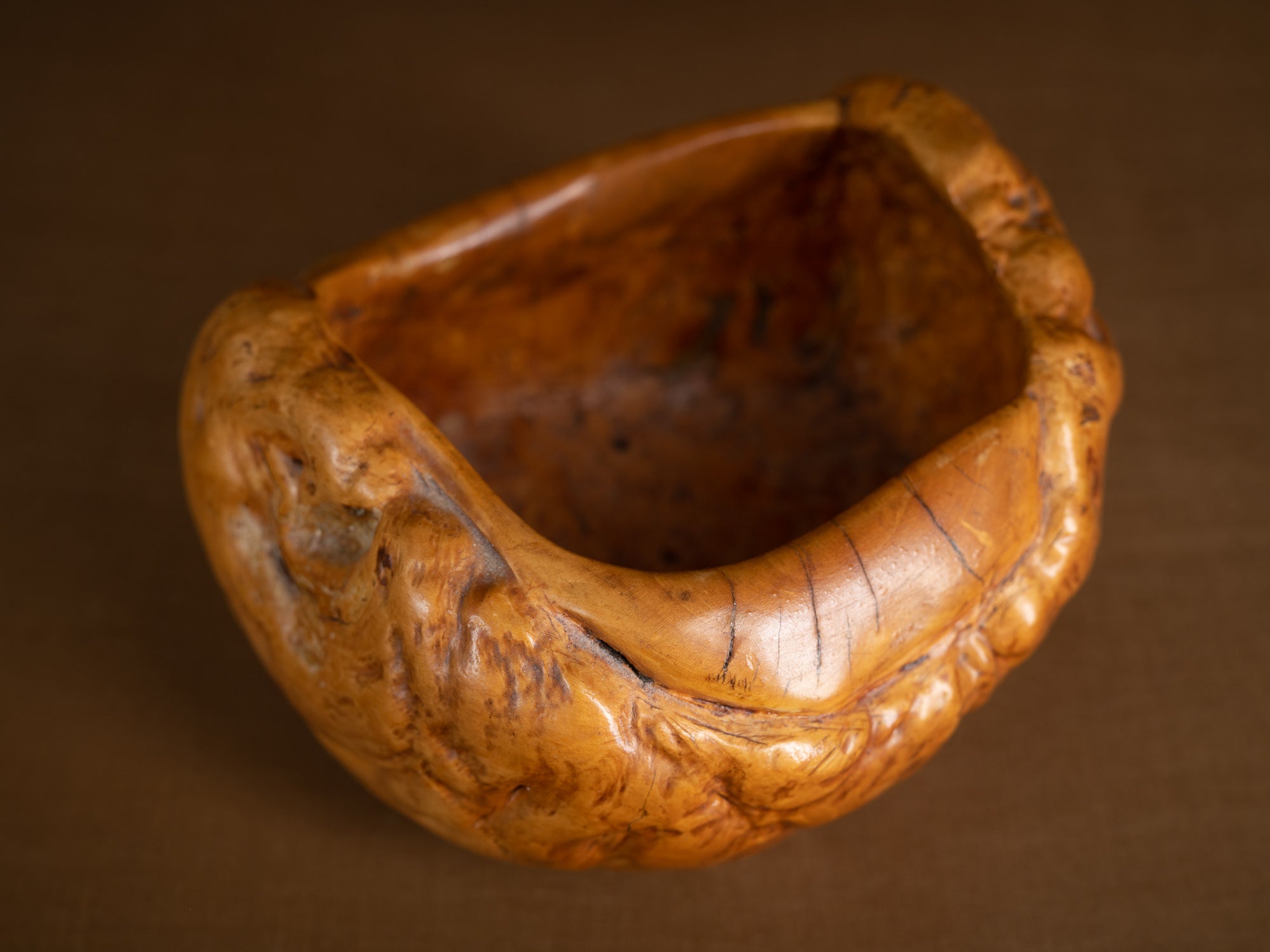 Bol / Coupe paysanne monoxyle en bouleau, Suède (début du XXe siècle)..Peasant birch burl bowl, Sweden (early 20th century)
