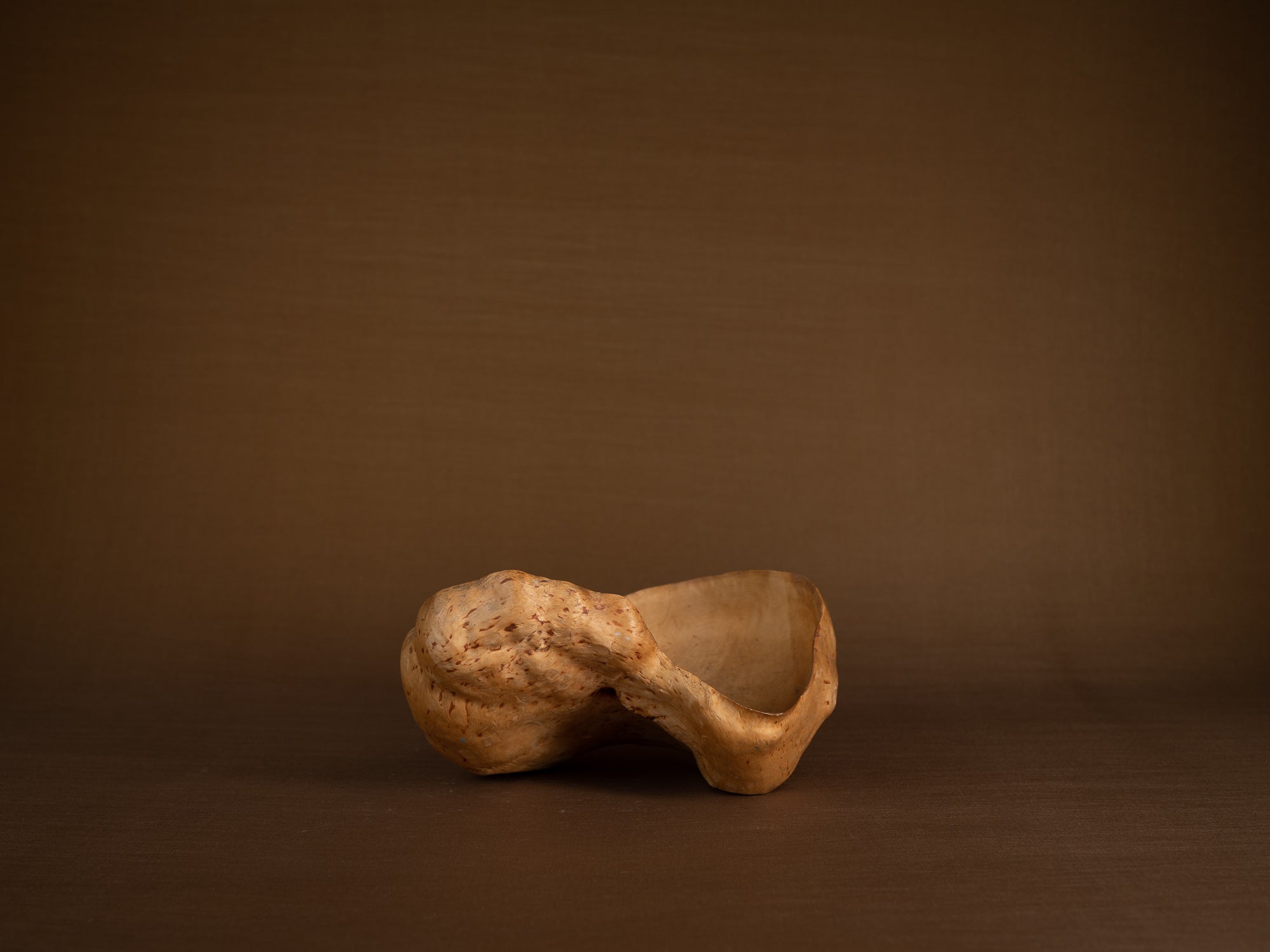 Coupe paysanne monoxyle en broussin de bouleau, Suède (début du XXe siècle)..Peasant birch burl bowl, Sweden (early 20th century)