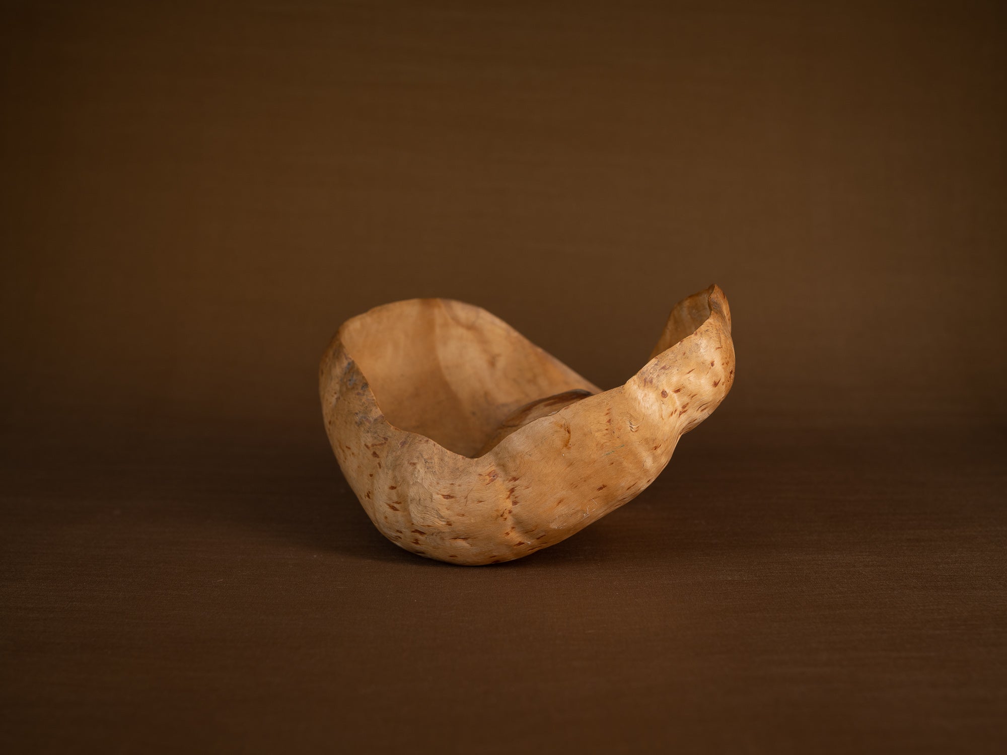 Coupe paysanne monoxyle en broussin de bouleau, Suède (début du XXe siècle)..Peasant birch burl bowl, Sweden (early 20th century)
