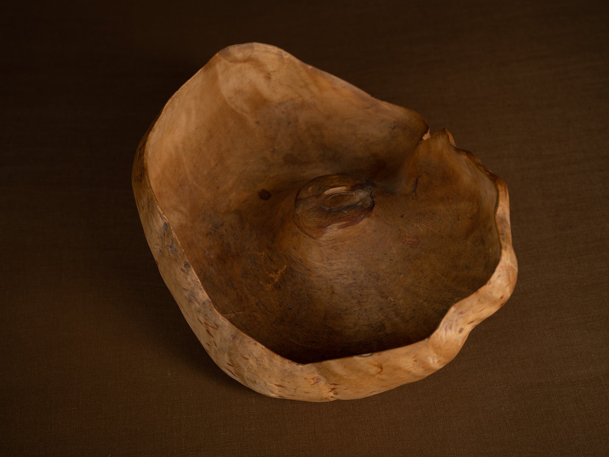 Coupe paysanne monoxyle en broussin de bouleau, Suède (début du XXe siècle)..Peasant birch burl bowl, Sweden (early 20th century)