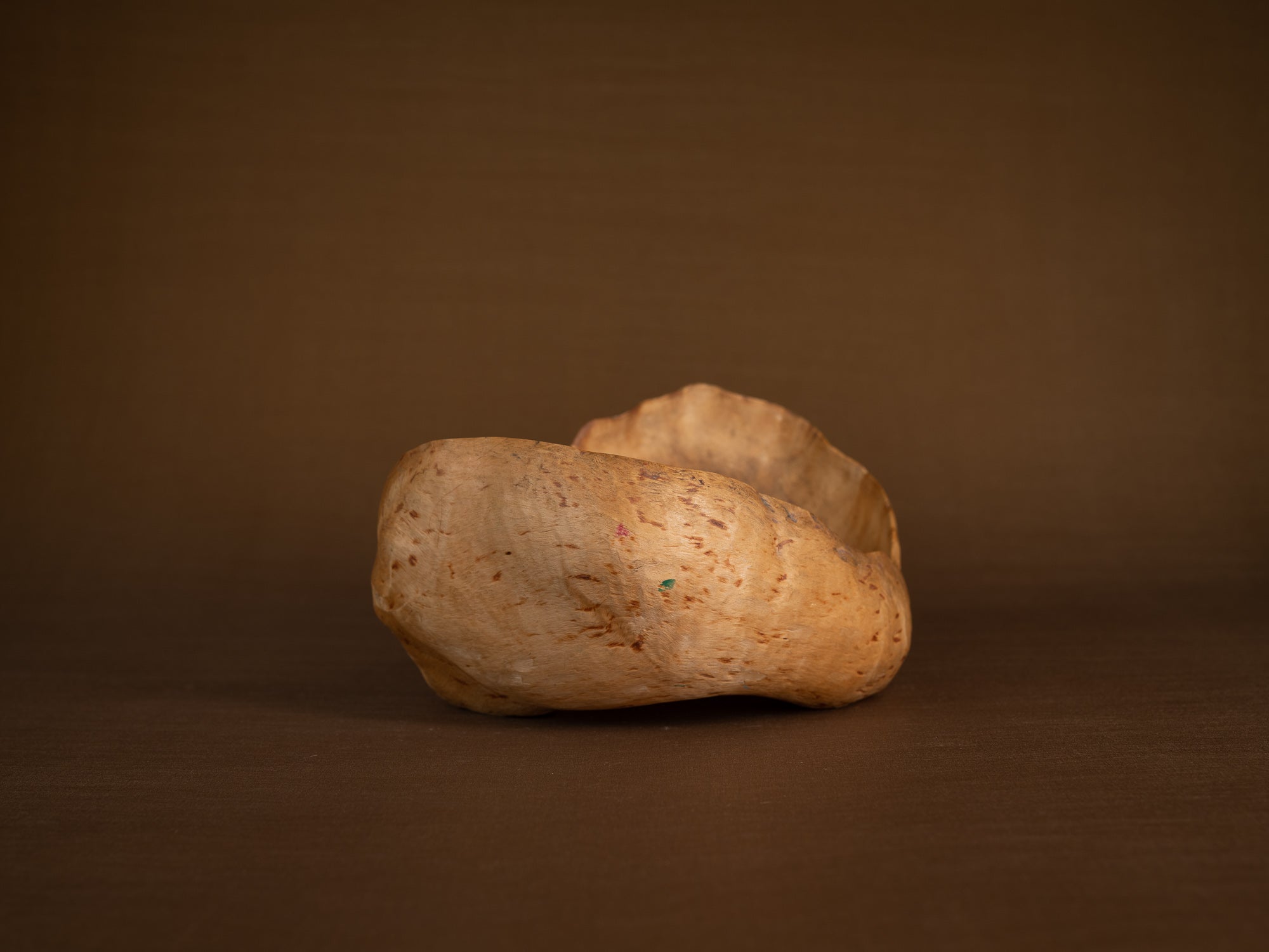 Coupe paysanne monoxyle en broussin de bouleau, Suède (début du XXe siècle)..Peasant birch burl bowl, Sweden (early 20th century)