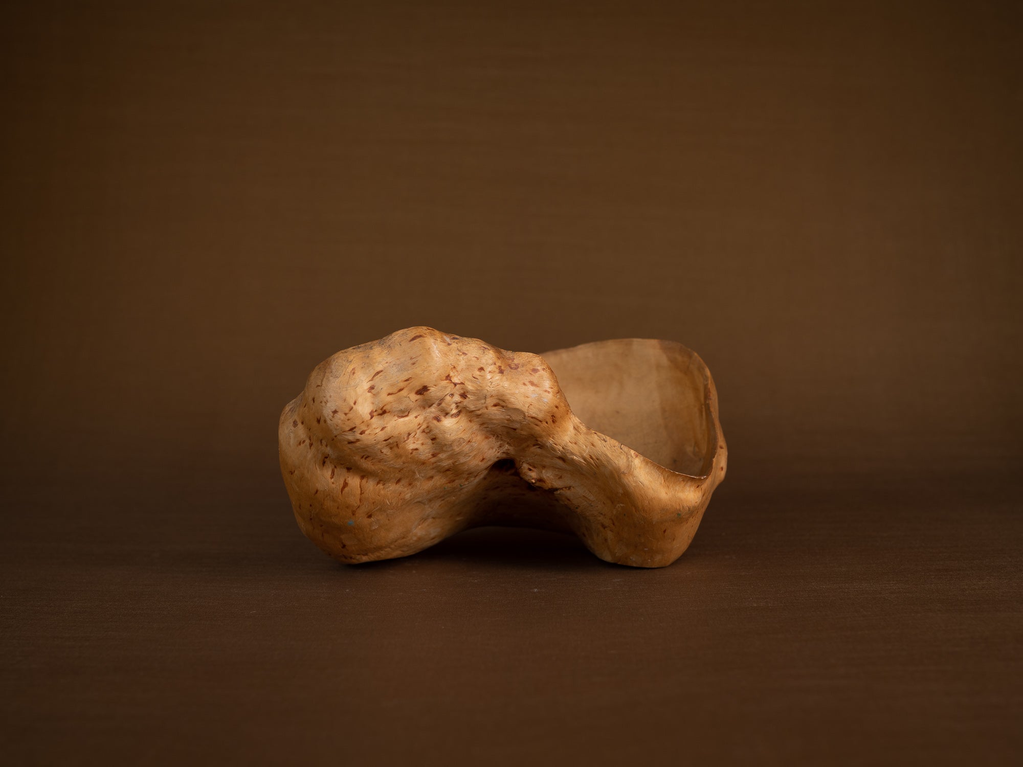 Coupe paysanne monoxyle en broussin de bouleau, Suède (début du XXe siècle)..Peasant birch burl bowl, Sweden (early 20th century)