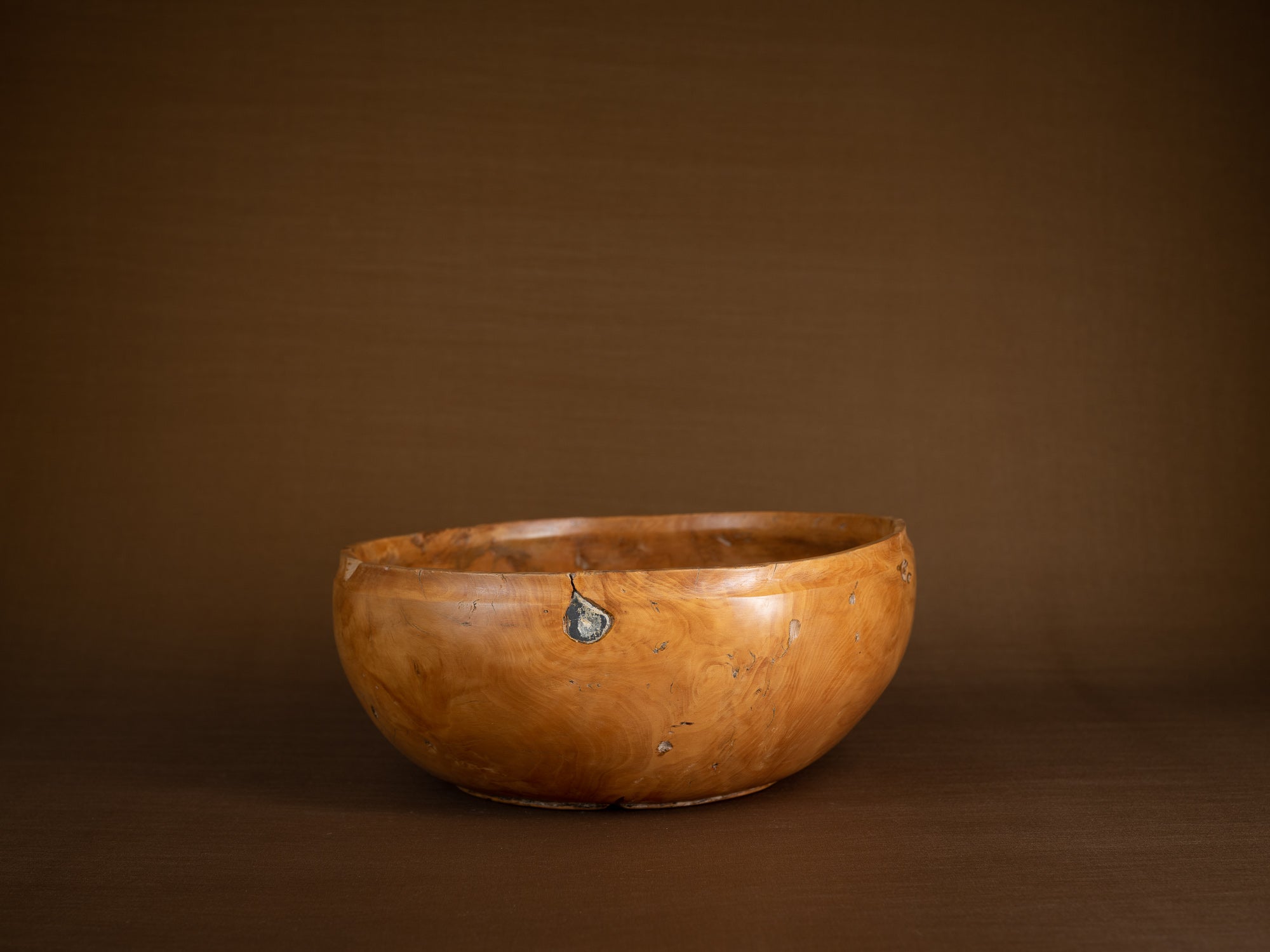 Large coupe paysanne monoxyle en bouleau, Suède (Fin du XIXe siècle)..Large peasant art birch burl bowl, Sweden (Late 19th century)