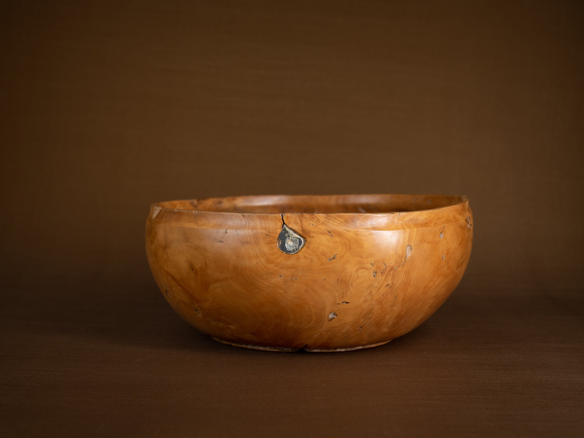 Large coupe paysanne monoxyle en bouleau, Suède (Fin du XIXe siècle)..Large peasant art birch burl bowl, Sweden (Late 19th century)
