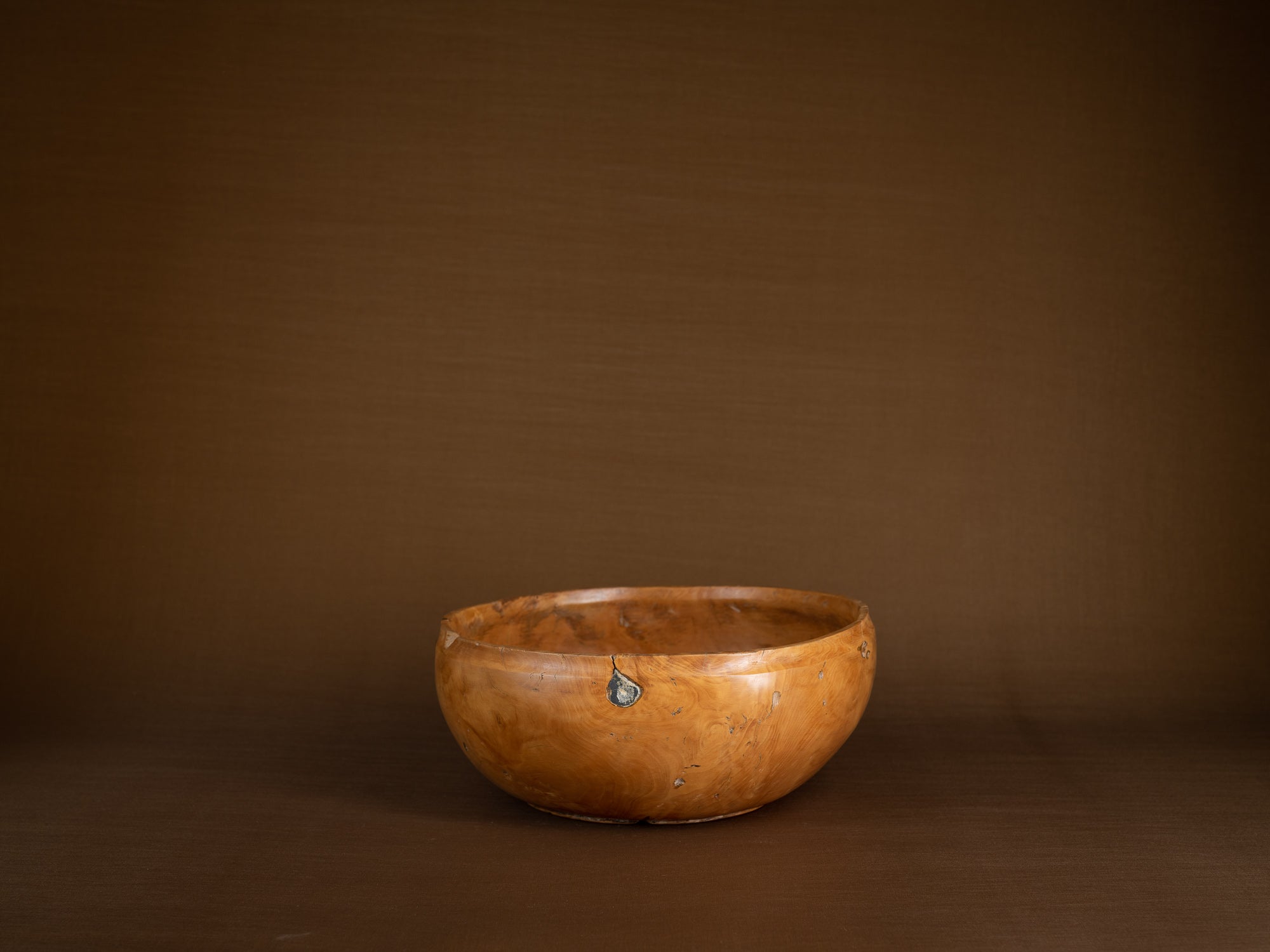 Large coupe paysanne monoxyle en bouleau, Suède (Fin du XIXe siècle)..Large peasant art birch burl bowl, Sweden (Late 19th century)