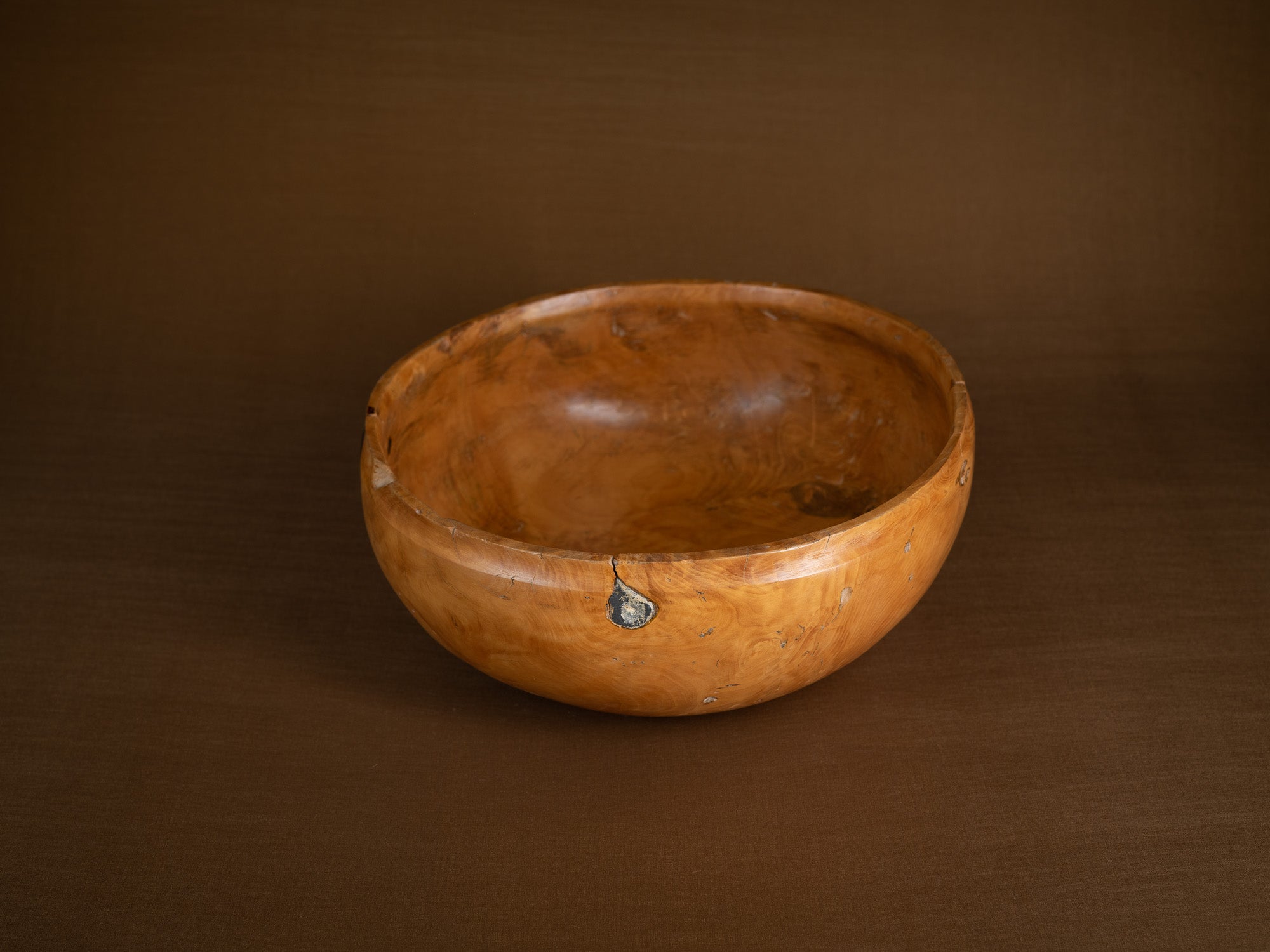 Large coupe paysanne monoxyle en bouleau, Suède (Fin du XIXe siècle)..Large peasant art birch burl bowl, Sweden (Late 19th century)