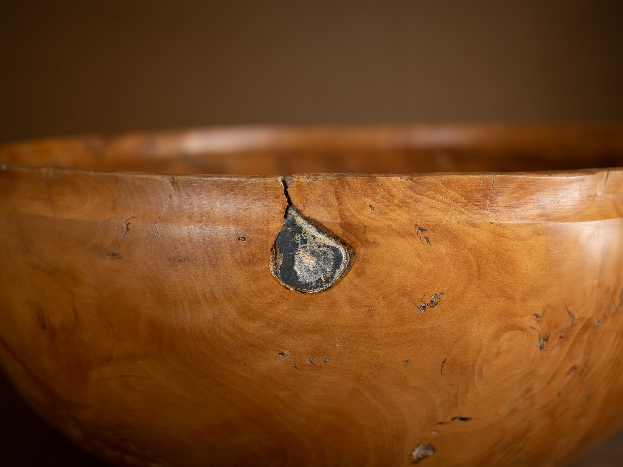 Large coupe paysanne monoxyle en bouleau, Suède (Fin du XIXe siècle)..Large peasant art birch burl bowl, Sweden (Late 19th century)