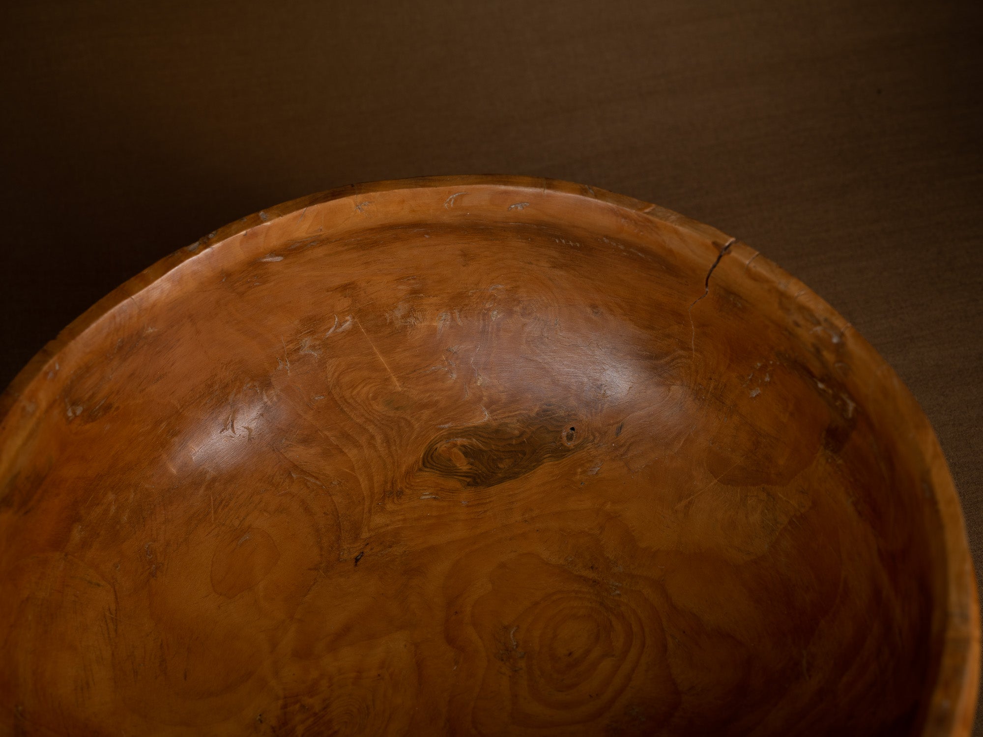 Large coupe paysanne monoxyle en bouleau, Suède (Fin du XIXe siècle)..Large peasant art birch burl bowl, Sweden (Late 19th century)