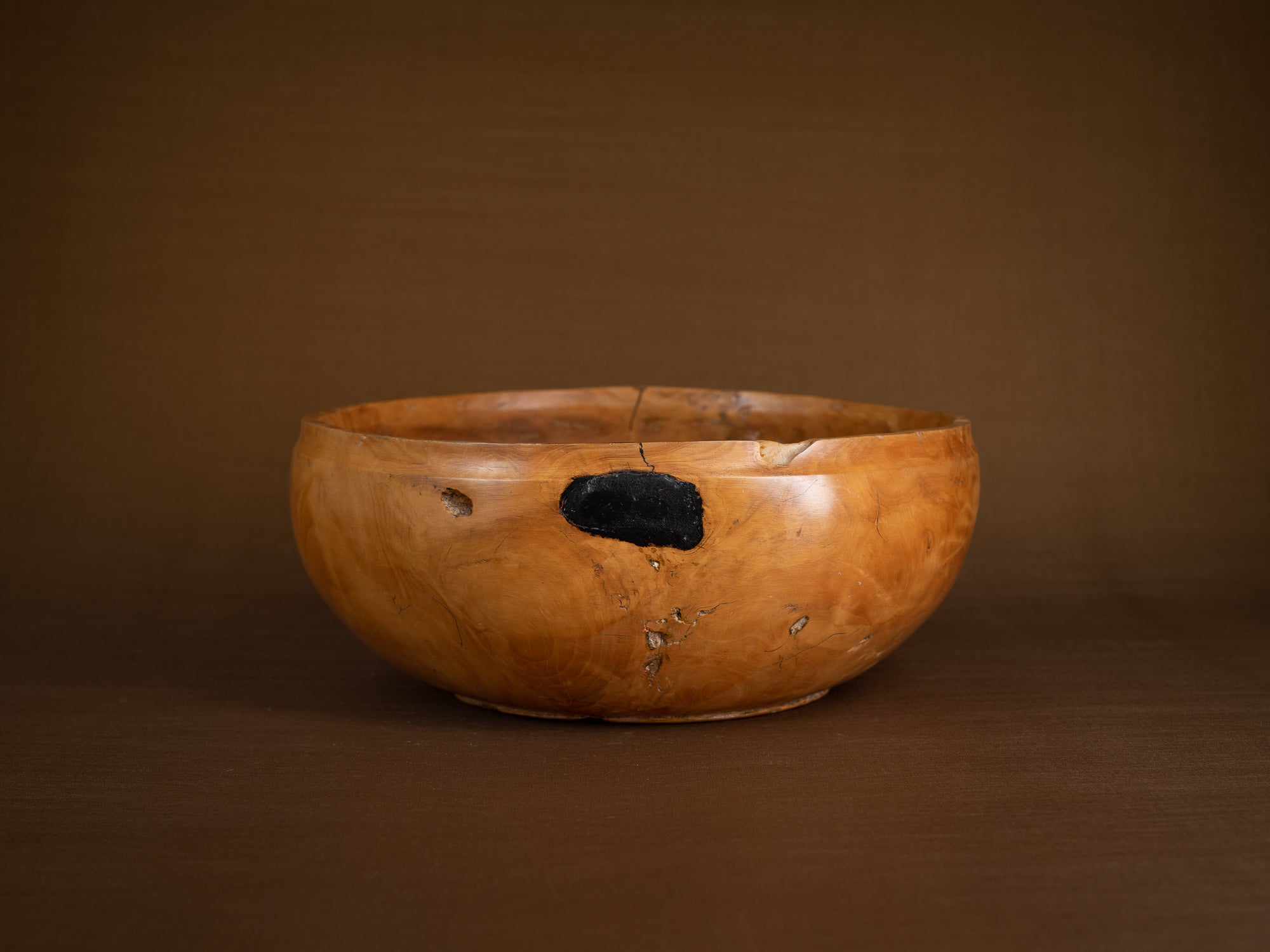 Large coupe paysanne monoxyle en bouleau, Suède (Fin du XIXe siècle)..Large peasant art birch burl bowl, Sweden (Late 19th century)