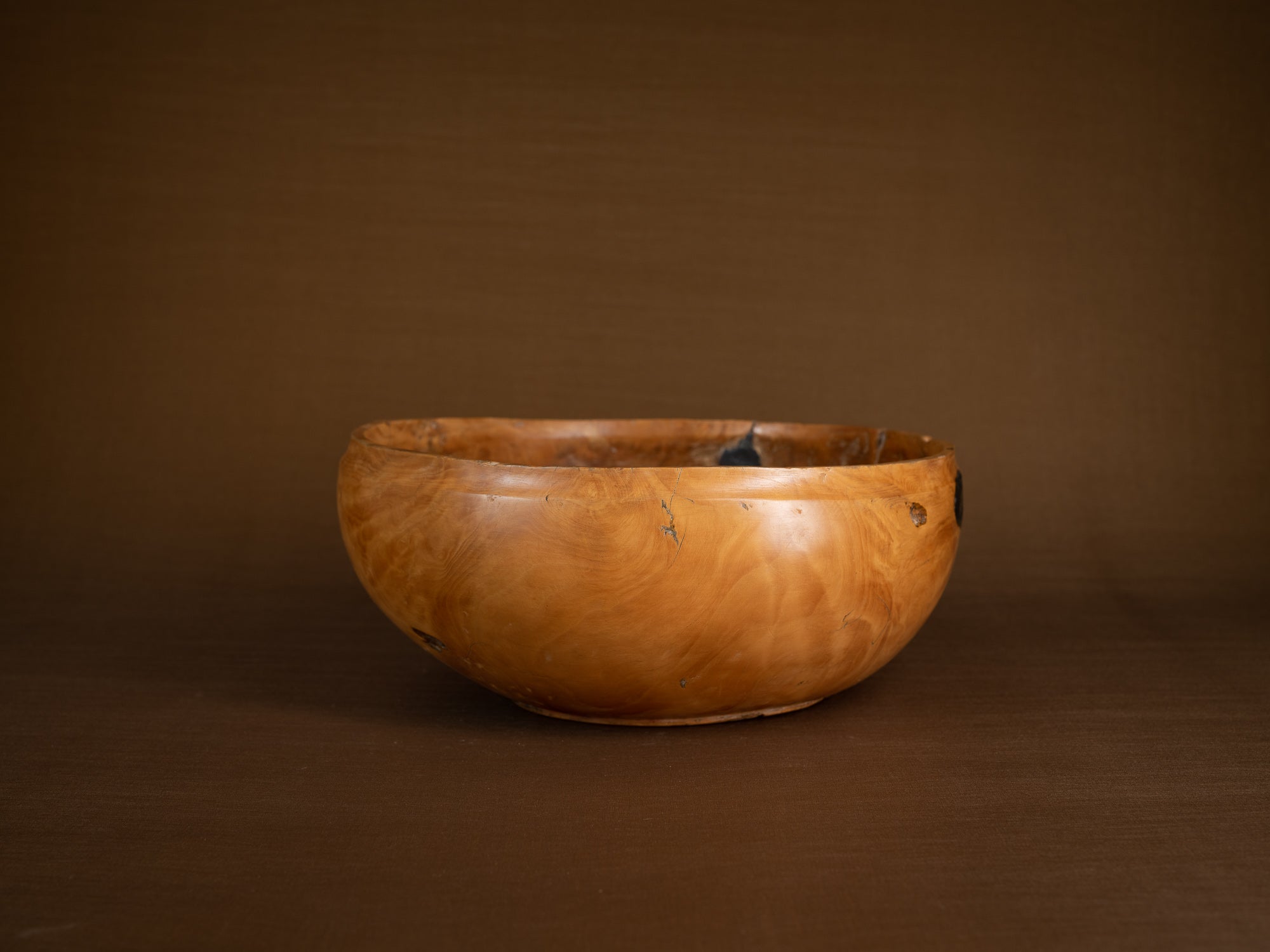 Large coupe paysanne monoxyle en bouleau, Suède (Fin du XIXe siècle)..Large peasant art birch burl bowl, Sweden (Late 19th century)