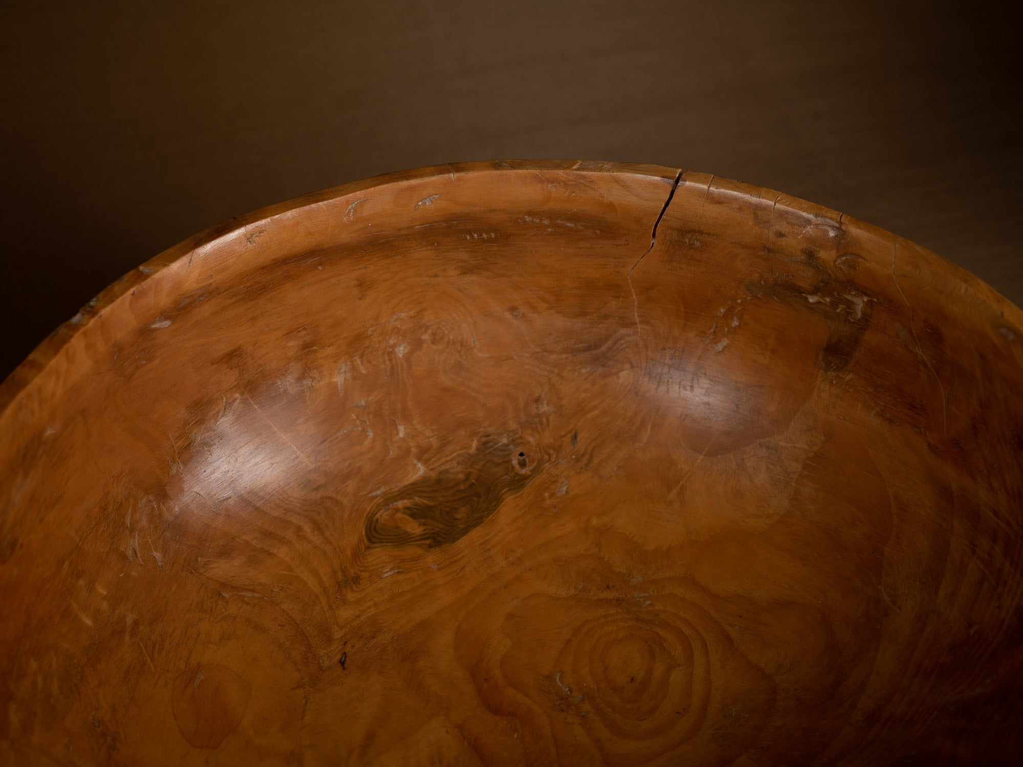 Large coupe paysanne monoxyle en bouleau, Suède (Fin du XIXe siècle)..Large peasant art birch burl bowl, Sweden (Late 19th century)