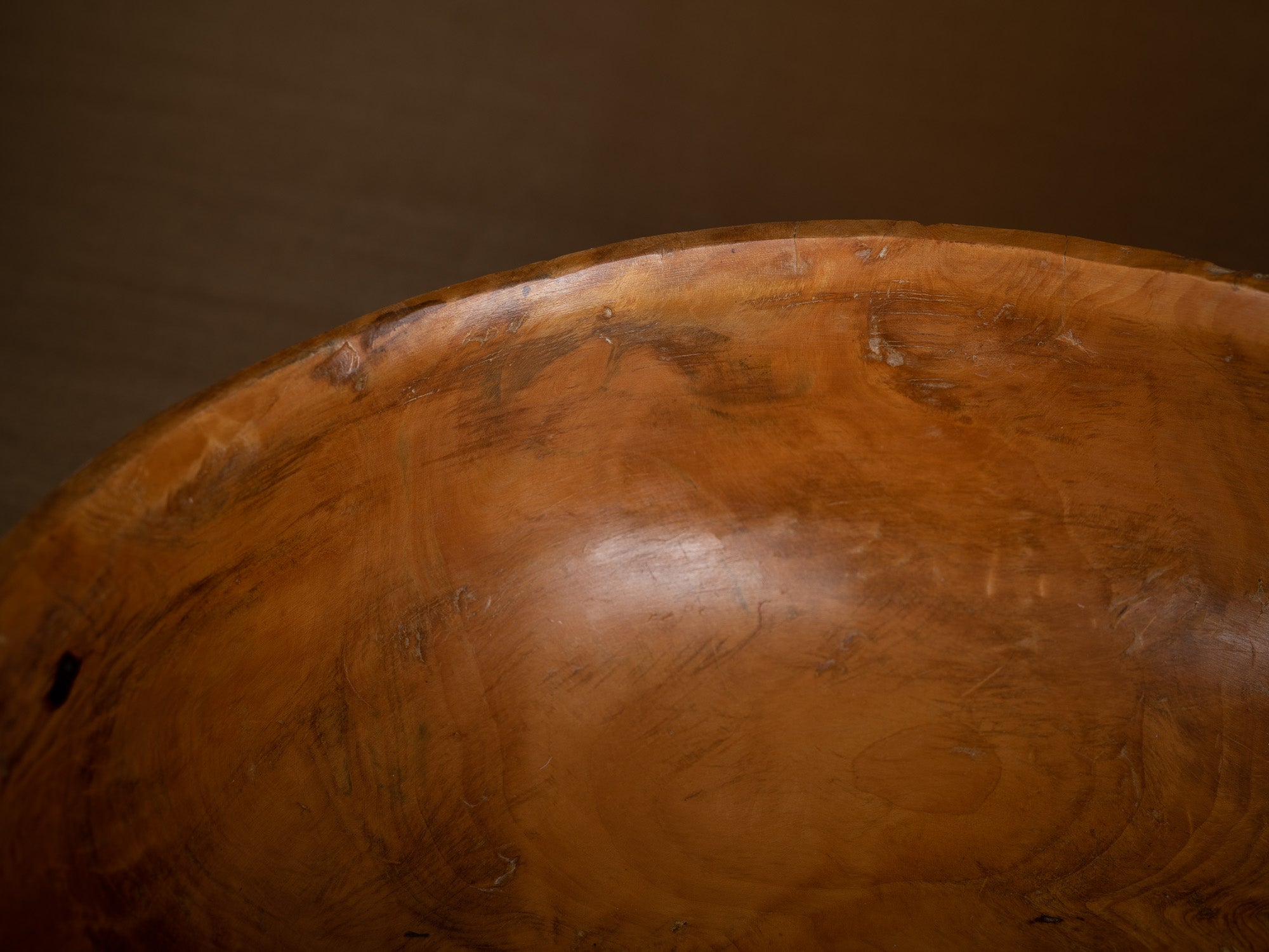 Large coupe paysanne monoxyle en bouleau, Suède (Fin du XIXe siècle)..Large peasant art birch burl bowl, Sweden (Late 19th century)