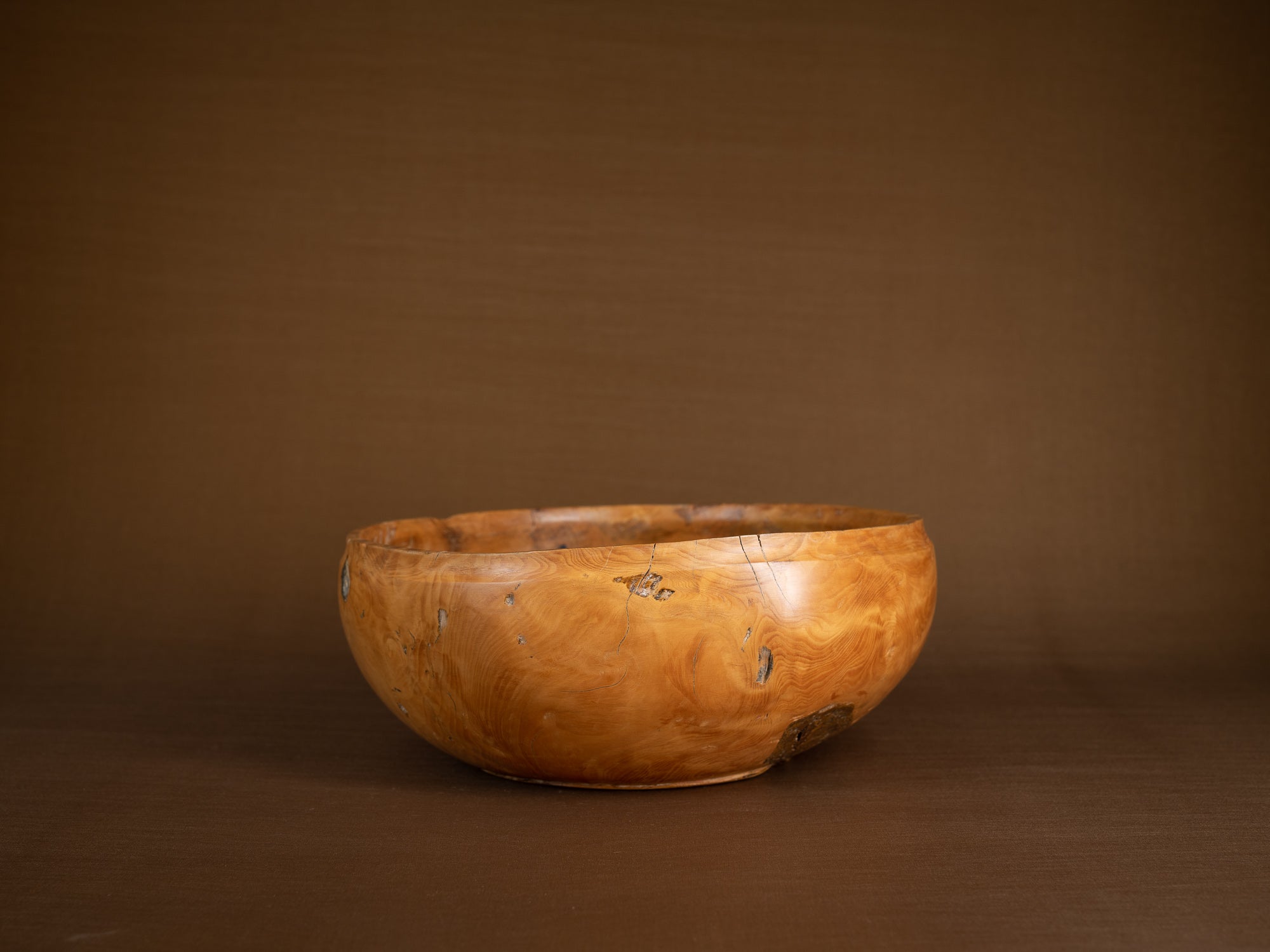 Large coupe paysanne monoxyle en bouleau, Suède (Fin du XIXe siècle)..Large peasant art birch burl bowl, Sweden (Late 19th century)