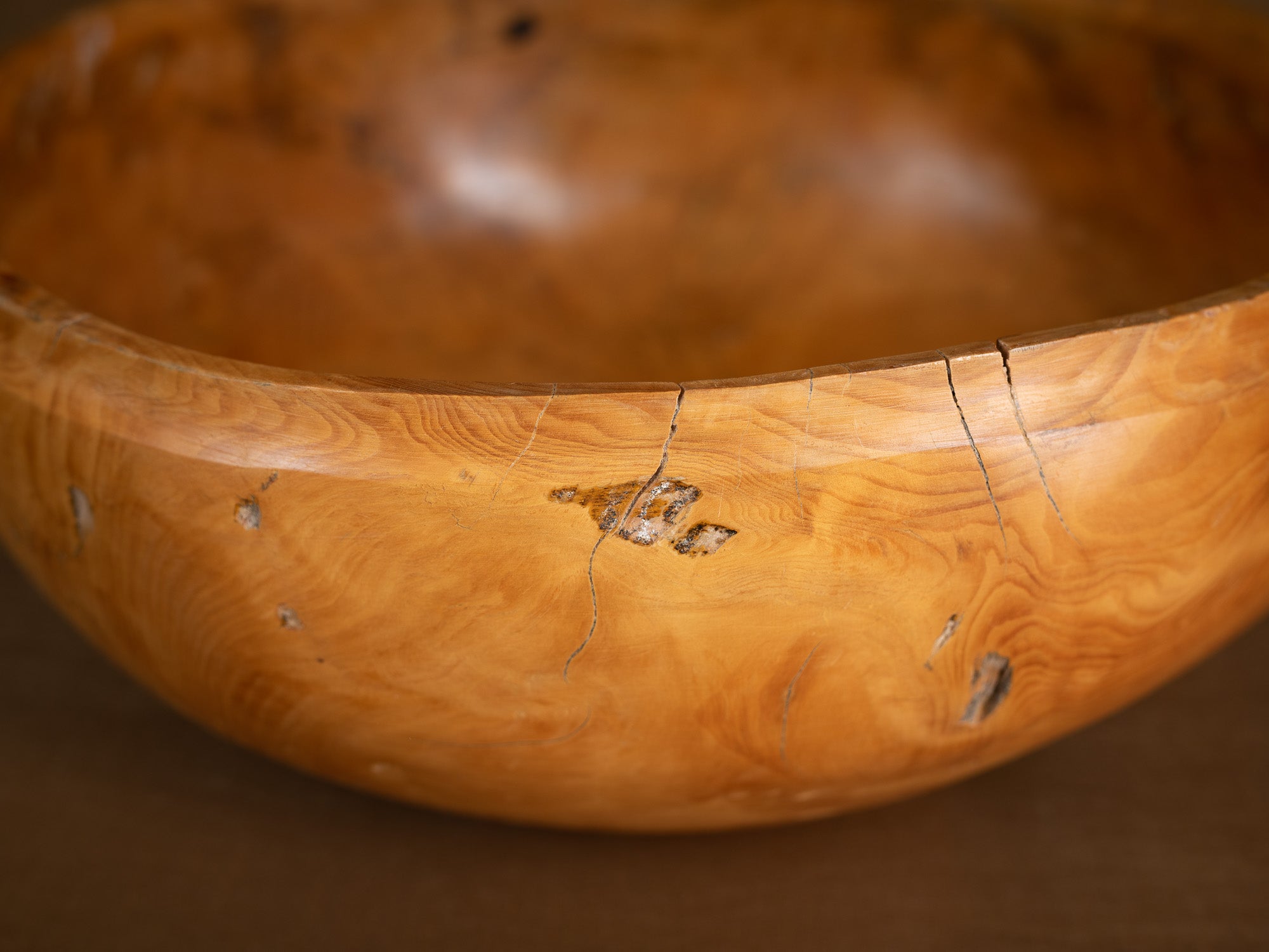 Large coupe paysanne monoxyle en bouleau, Suède (Fin du XIXe siècle)..Large peasant art birch burl bowl, Sweden (Late 19th century)