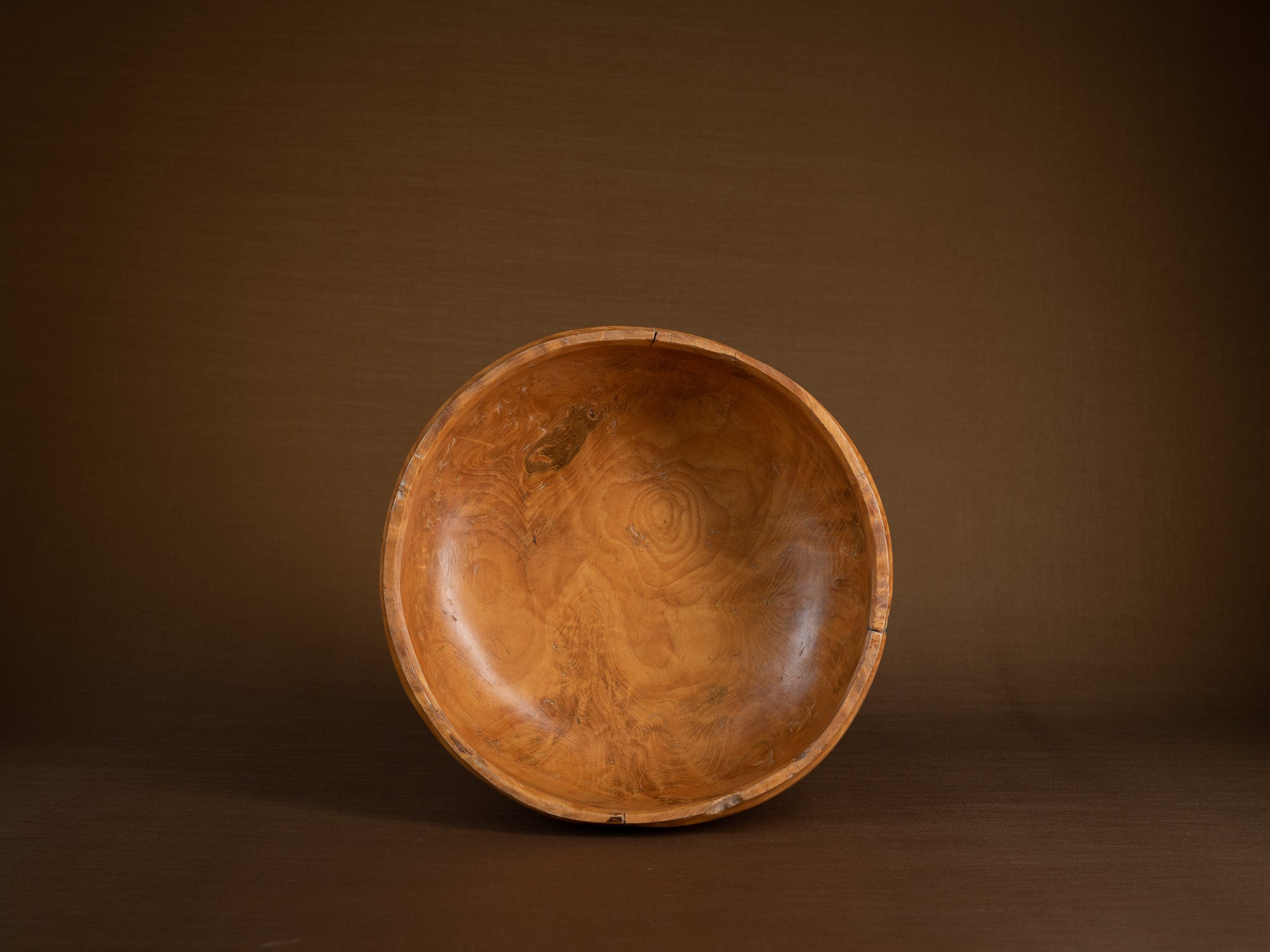 Large coupe paysanne monoxyle en bouleau, Suède (Fin du XIXe siècle)..Large peasant art birch burl bowl, Sweden (Late 19th century)
