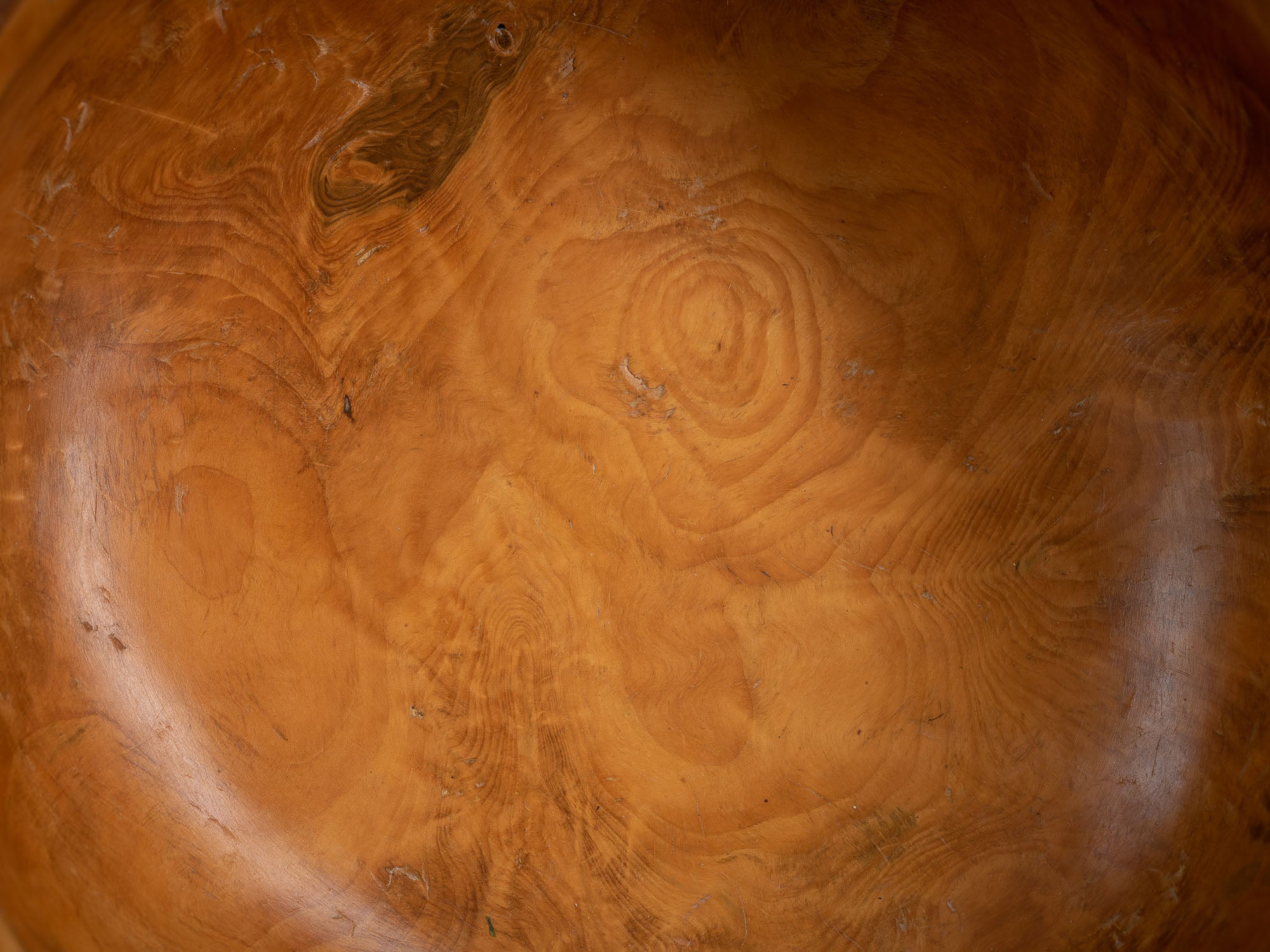 Large coupe paysanne monoxyle en bouleau, Suède (Fin du XIXe siècle)..Large peasant art birch burl bowl, Sweden (Late 19th century)