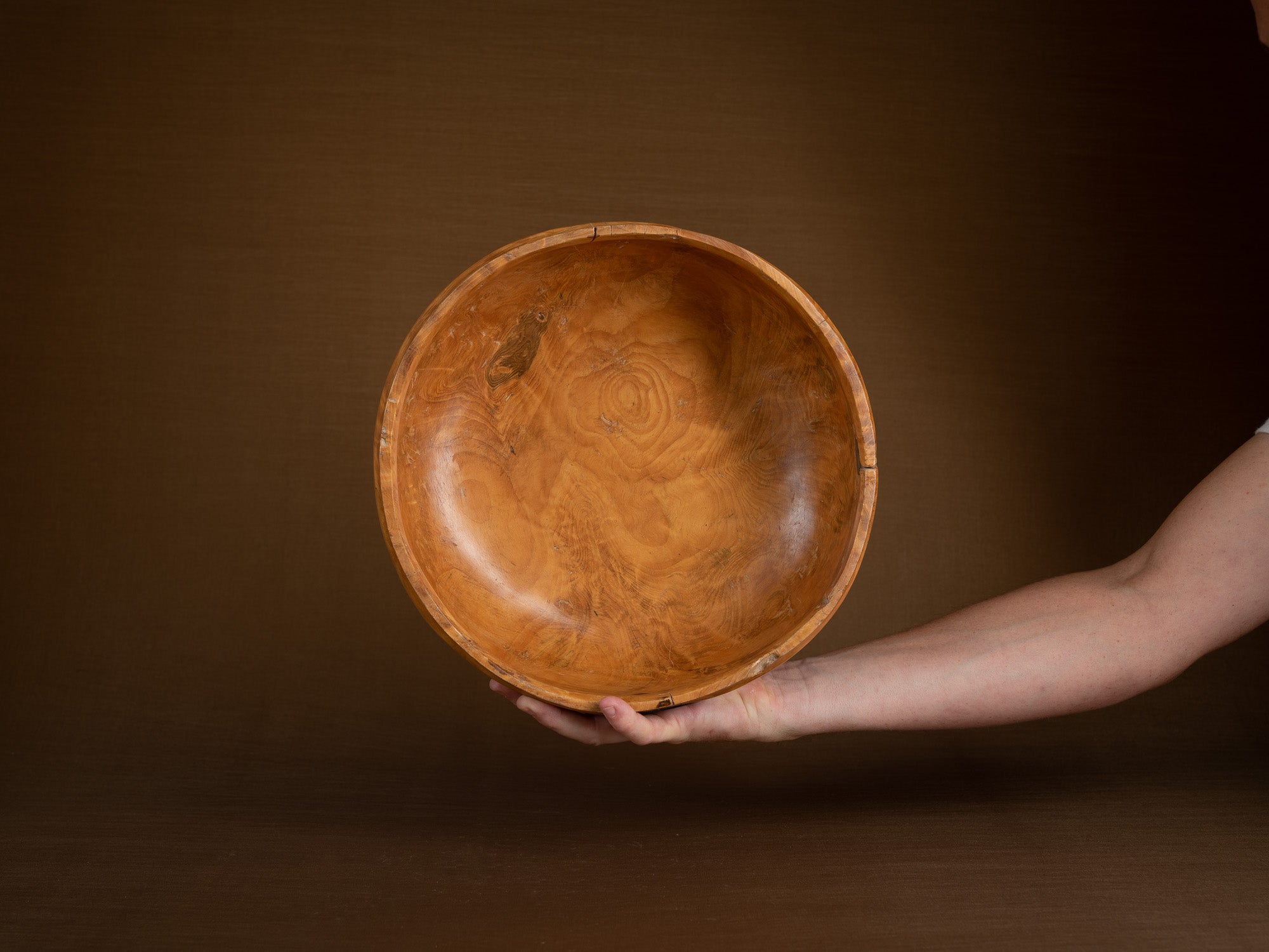 Large coupe paysanne monoxyle en bouleau, Suède (Fin du XIXe siècle)..Large peasant art birch burl bowl, Sweden (Late 19th century)