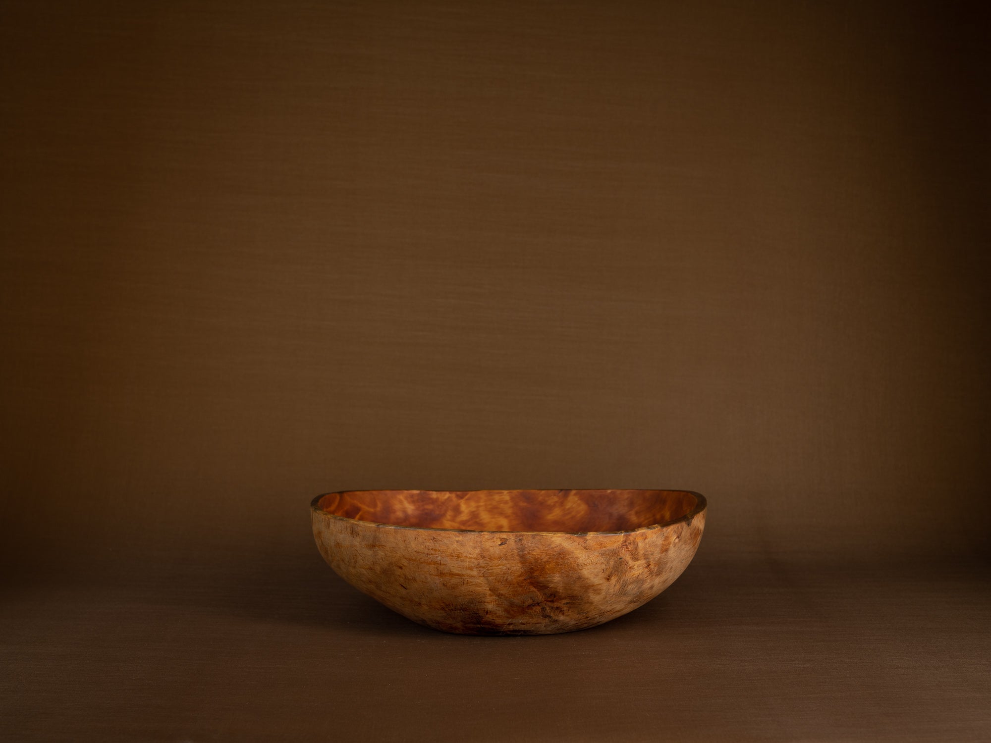 Coupe paysanne monoxyle en broussin de bouleau, Suède (1892)..Peasant birch burl bowl, Sweden (1892)