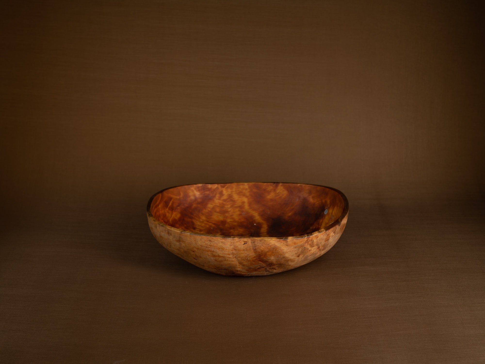 Coupe paysanne monoxyle en broussin de bouleau, Suède (1892)..Peasant birch burl bowl, Sweden (1892)