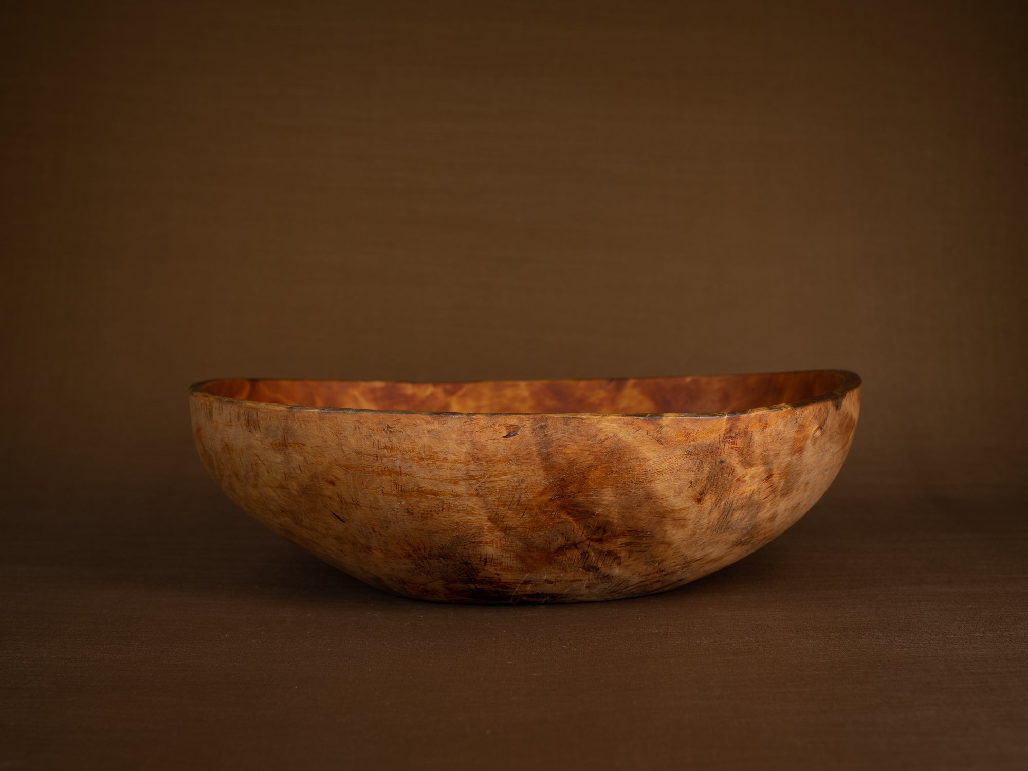 Coupe paysanne monoxyle en broussin de bouleau, Suède (1892)..Peasant birch burl bowl, Sweden (1892)