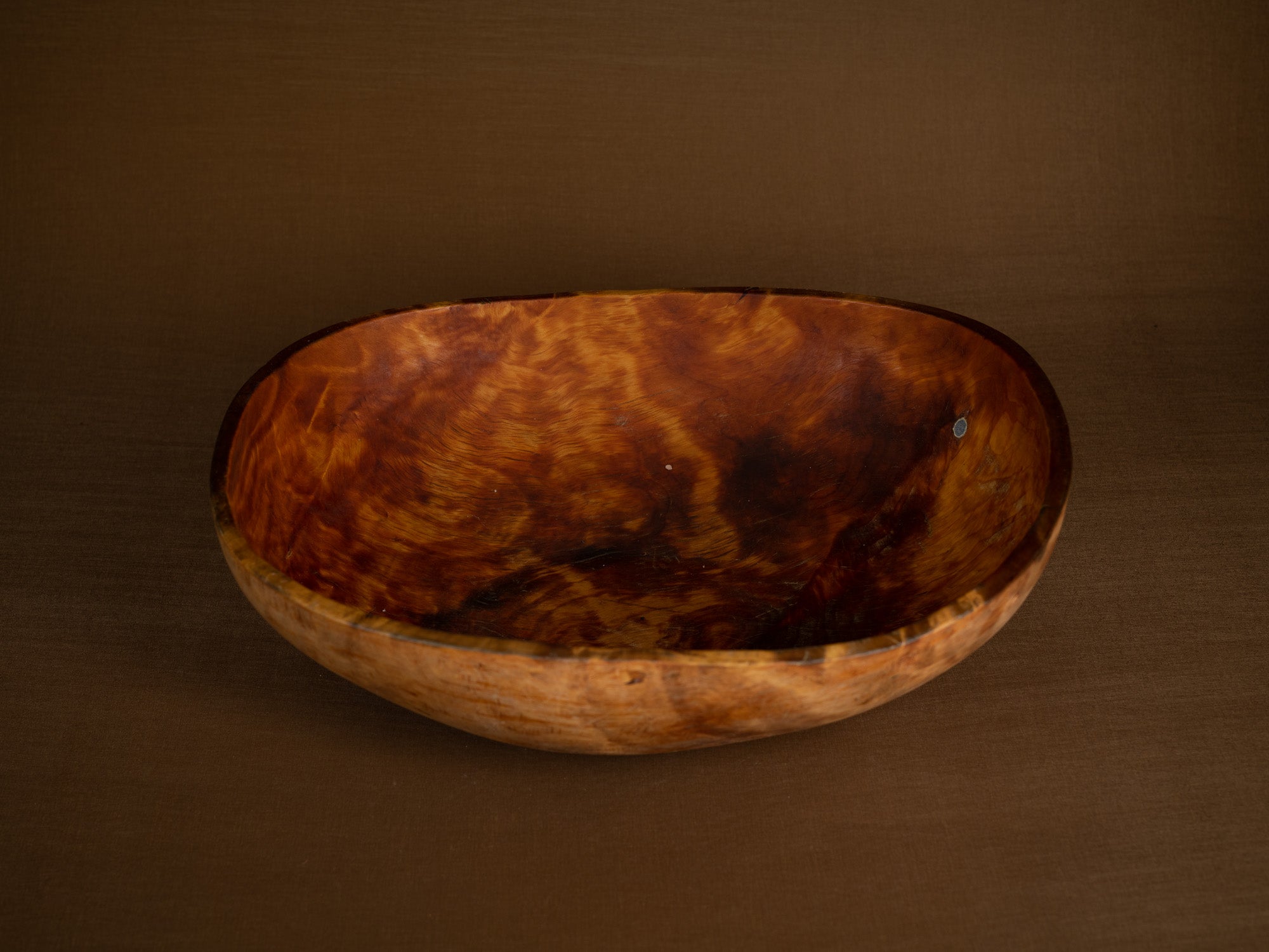 Coupe paysanne monoxyle en broussin de bouleau, Suède (1892)..Peasant birch burl bowl, Sweden (1892)