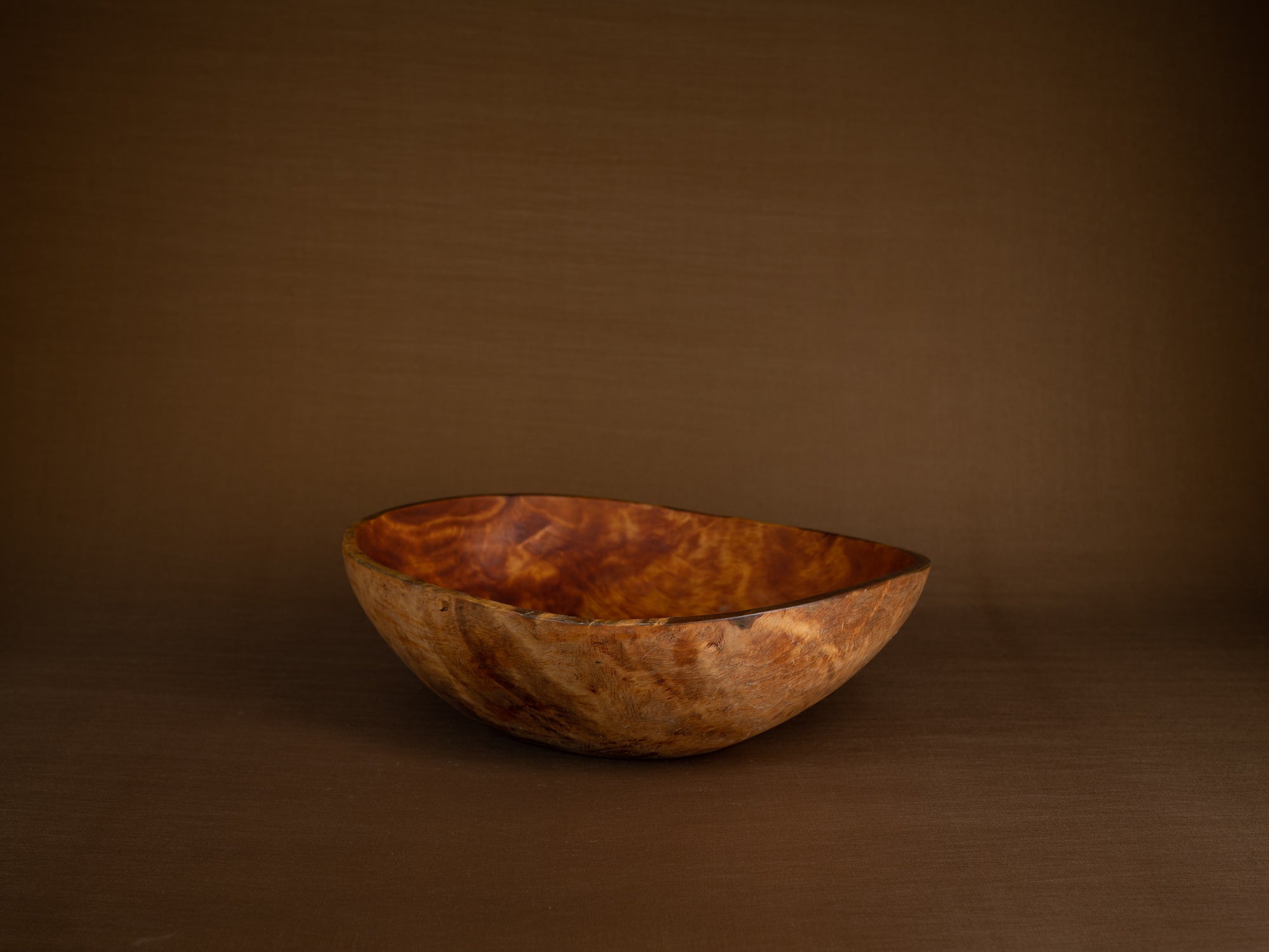 Coupe paysanne monoxyle en broussin de bouleau, Suède (1892)..Peasant birch burl bowl, Sweden (1892)