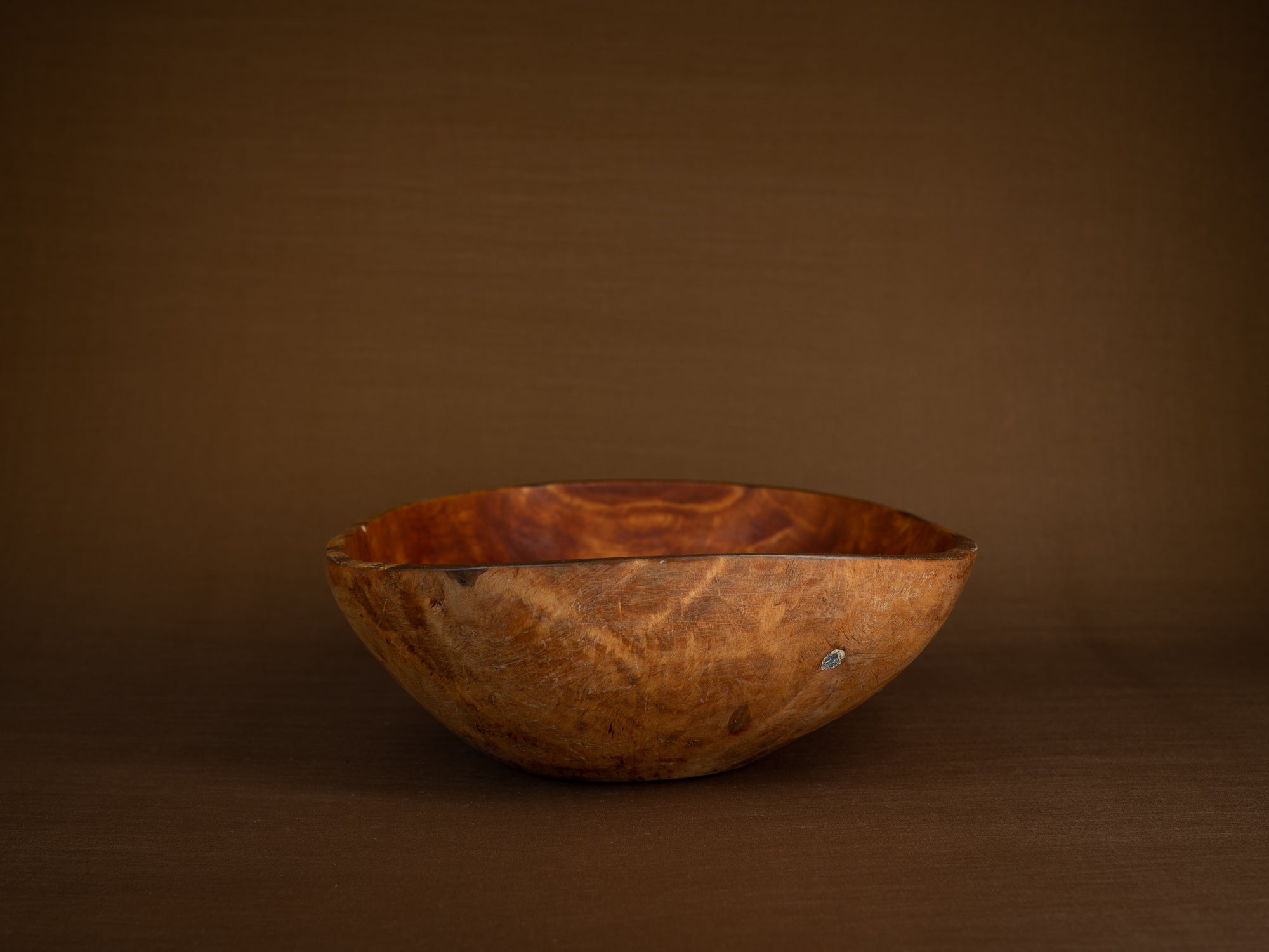 Coupe paysanne monoxyle en broussin de bouleau, Suède (1892)..Peasant birch burl bowl, Sweden (1892)