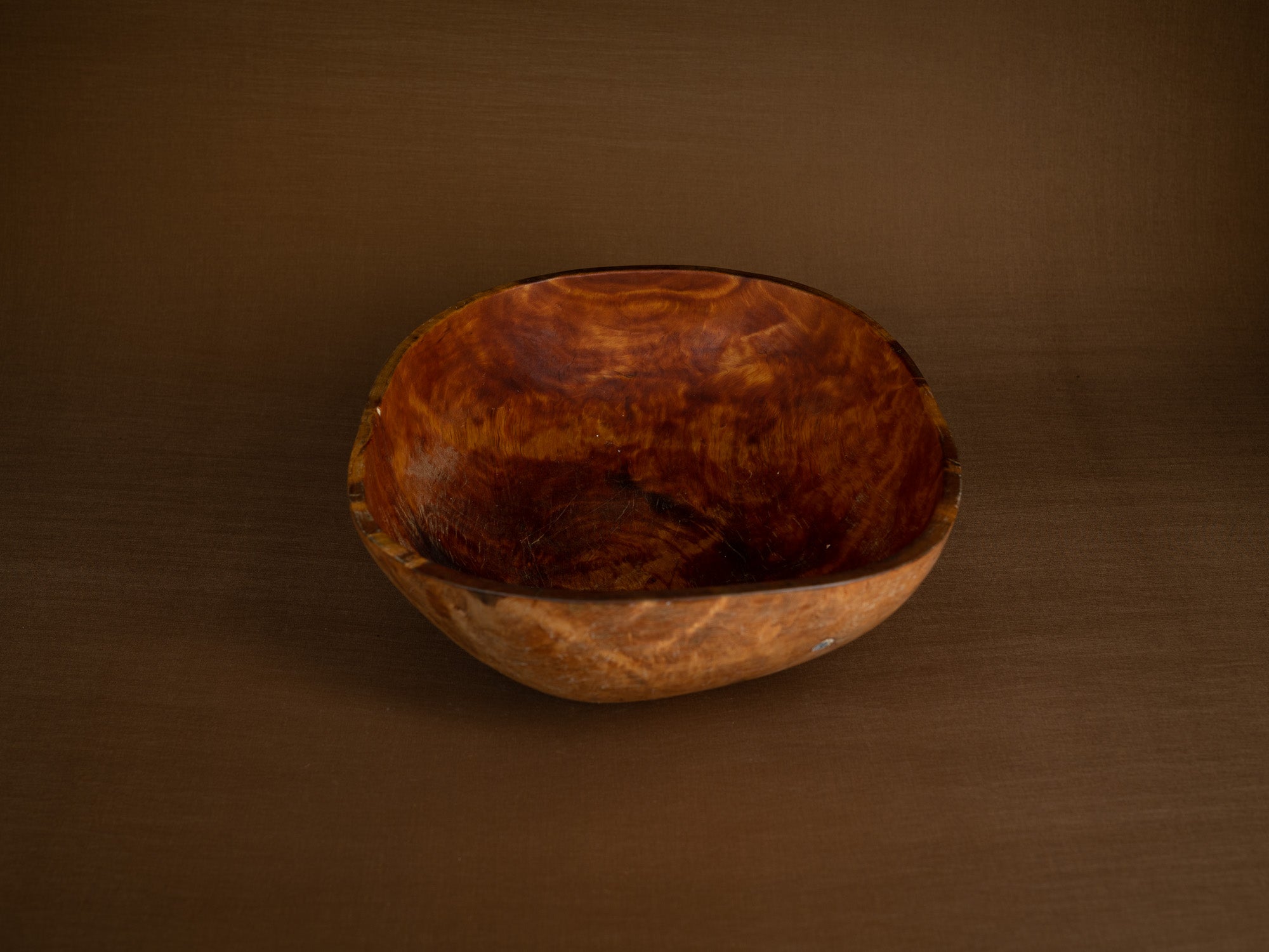 Coupe paysanne monoxyle en broussin de bouleau, Suède (1892)..Peasant birch burl bowl, Sweden (1892)